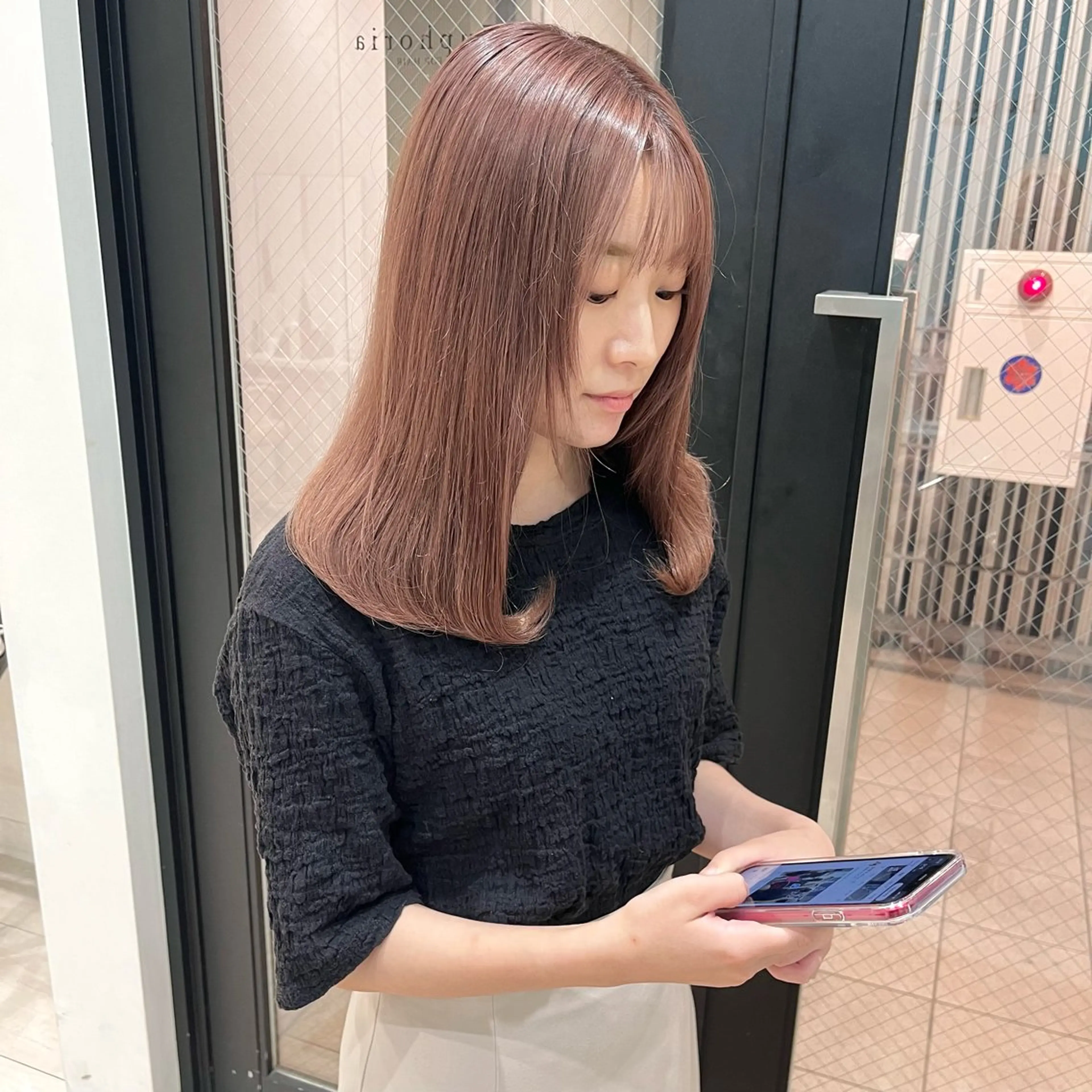セミロング カラー ブリーチ ピンクカラー MEI🎀つやカラー 🎀レイヤー🎀渋谷のヘアスタイル