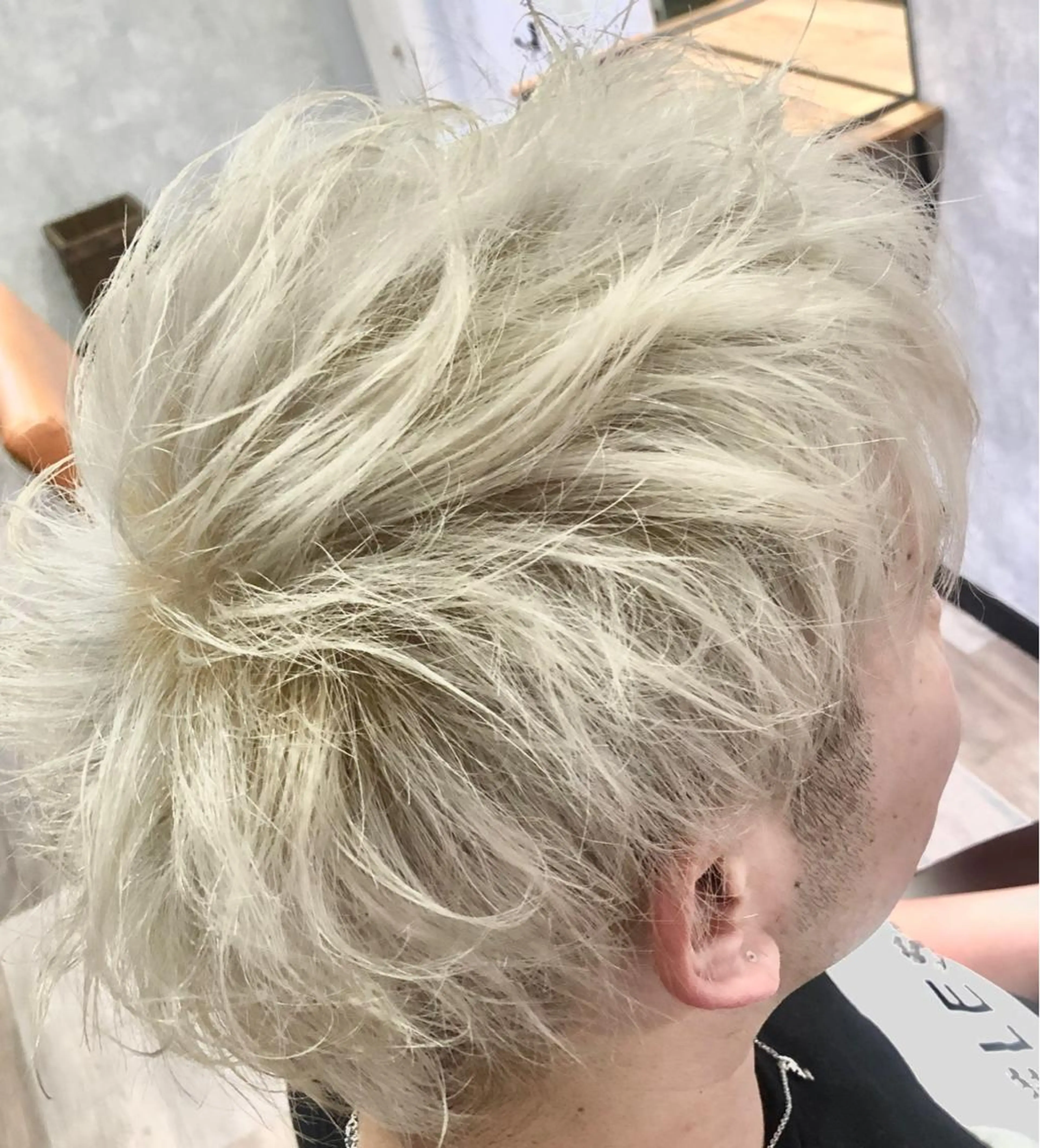 ショート メンズ メンズブリーチ アッシュ 仁 ジンのヘアスタイル