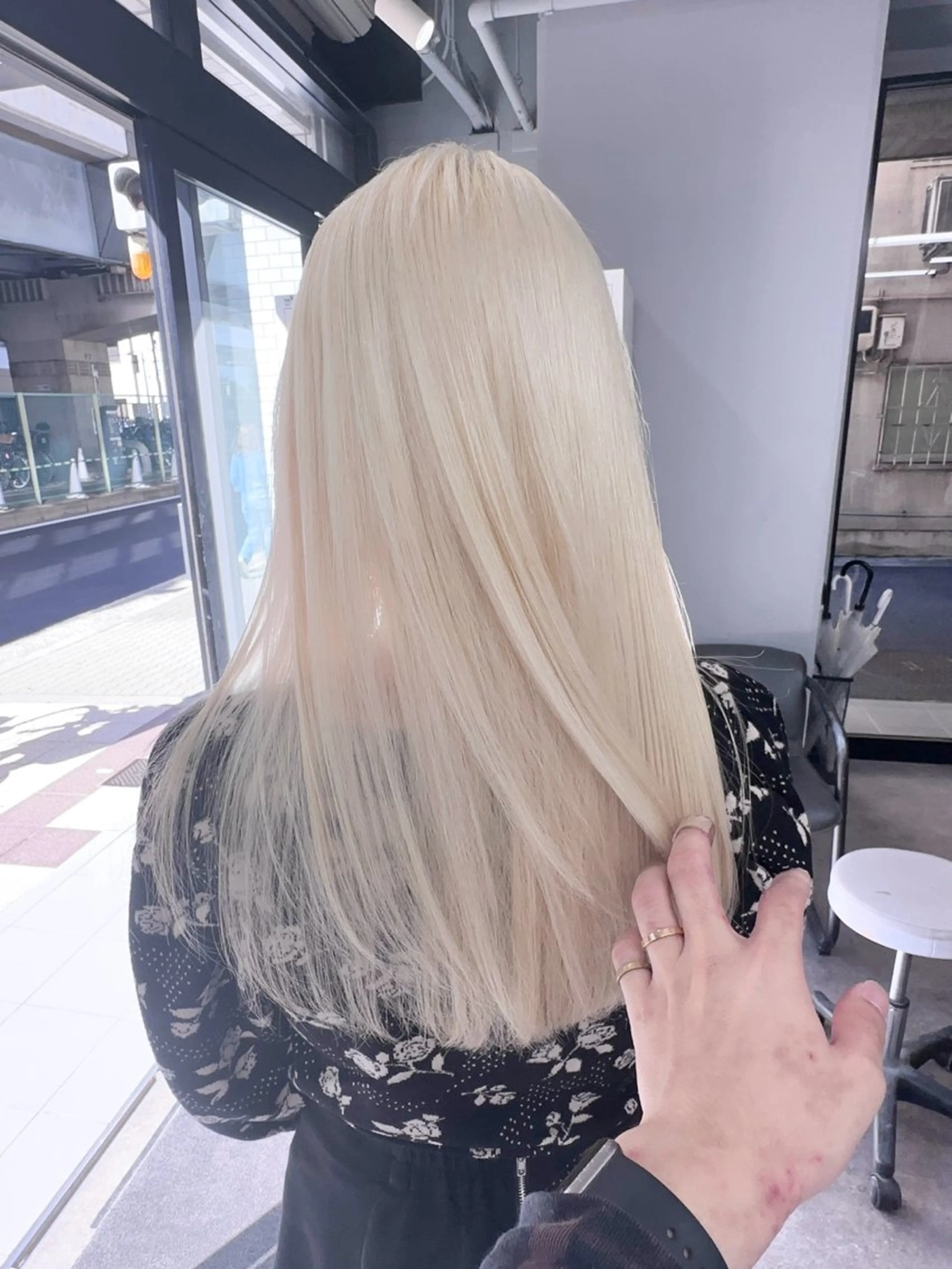 ロング 前髪カット🩶レイヤ ー🩶ハイトーン🩶のヘアスタイル