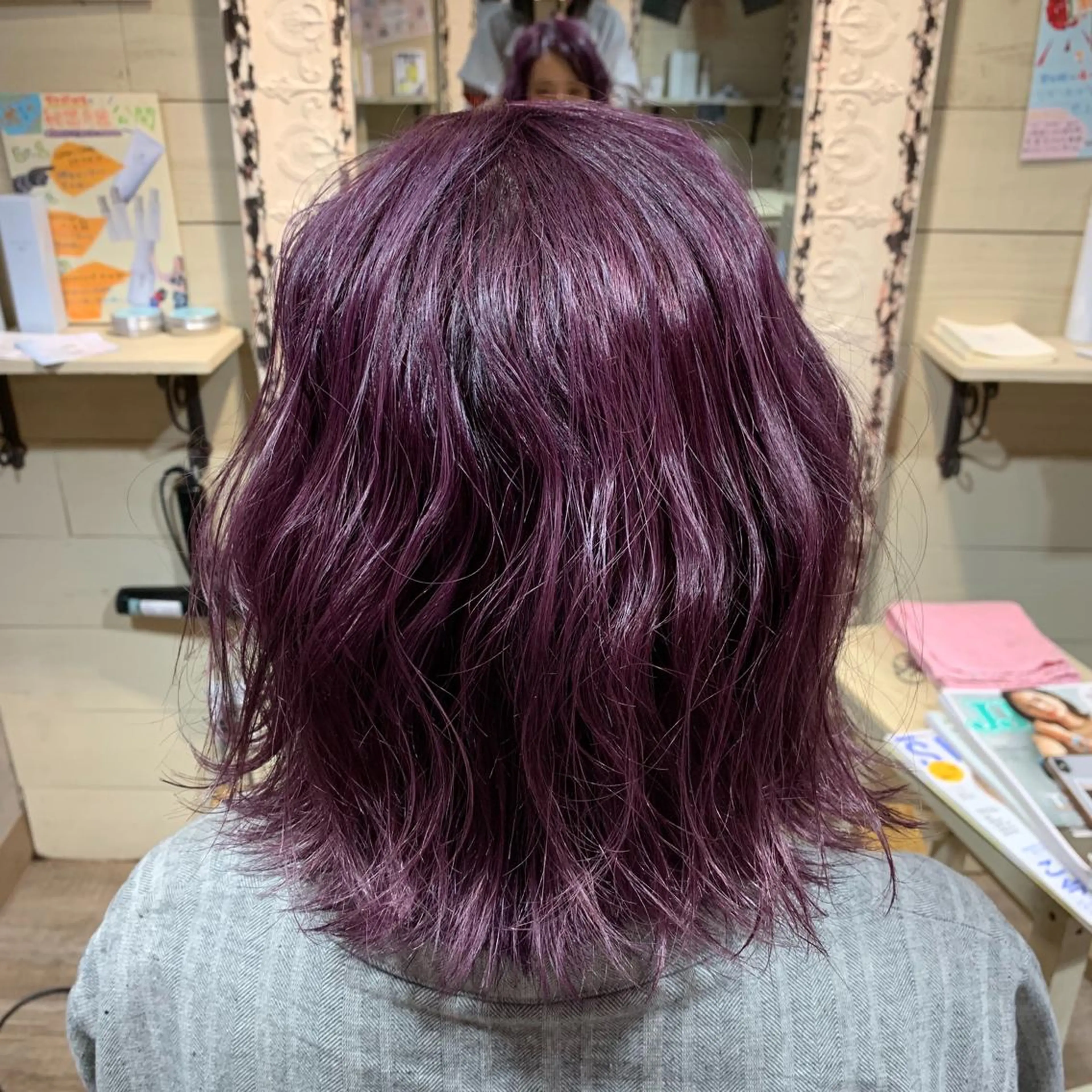 ミディアム パープルカラー クワハラ イオリのヘアスタイル