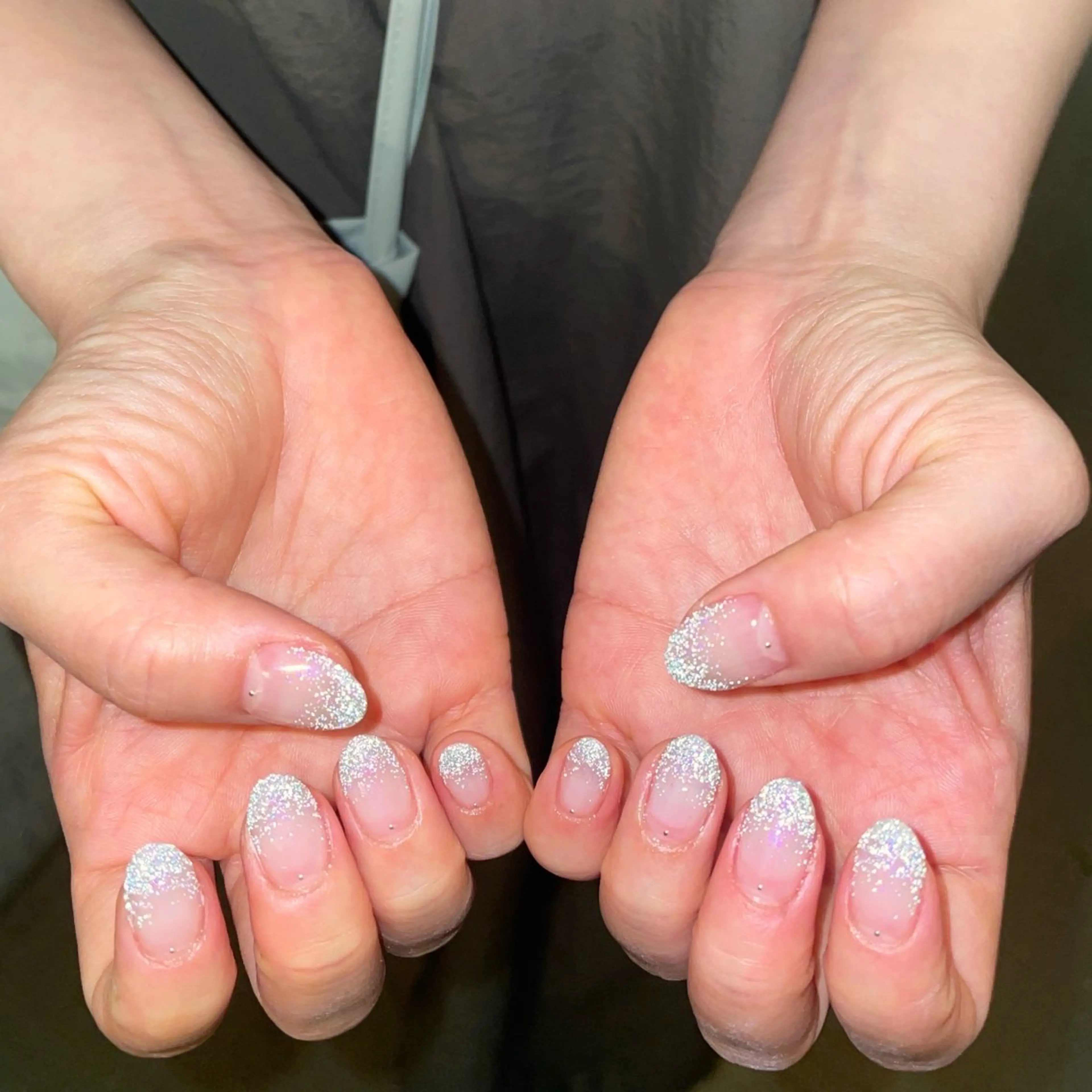 ネイル フラッシュネイル グラデーション ラメ(グリッター) ラメグラデーション シルバー ハンドネイル IROHA NAIL nanaのネイルデザイン