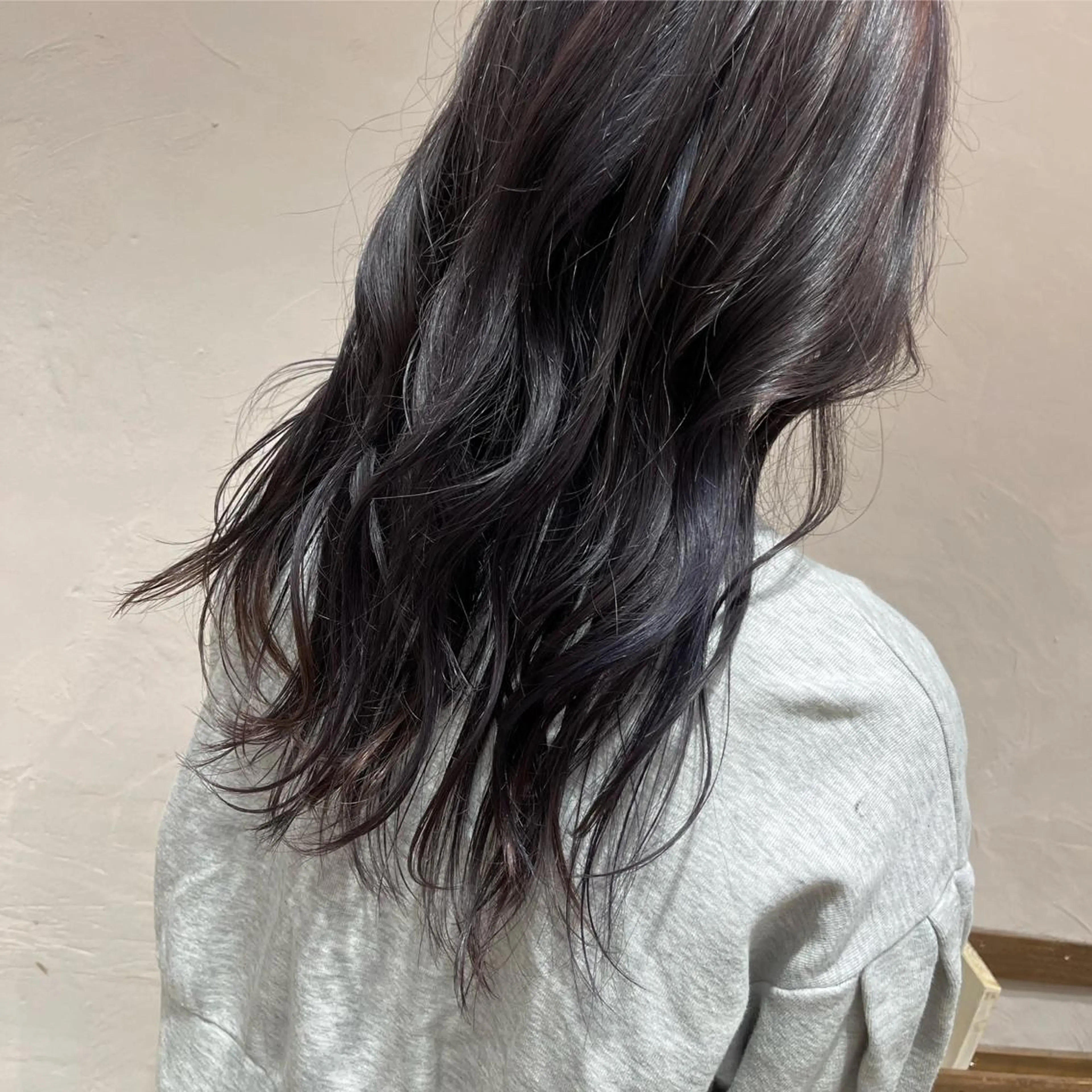 カラー 黒髪 パープルブラック 高石 未唯のヘアスタイル