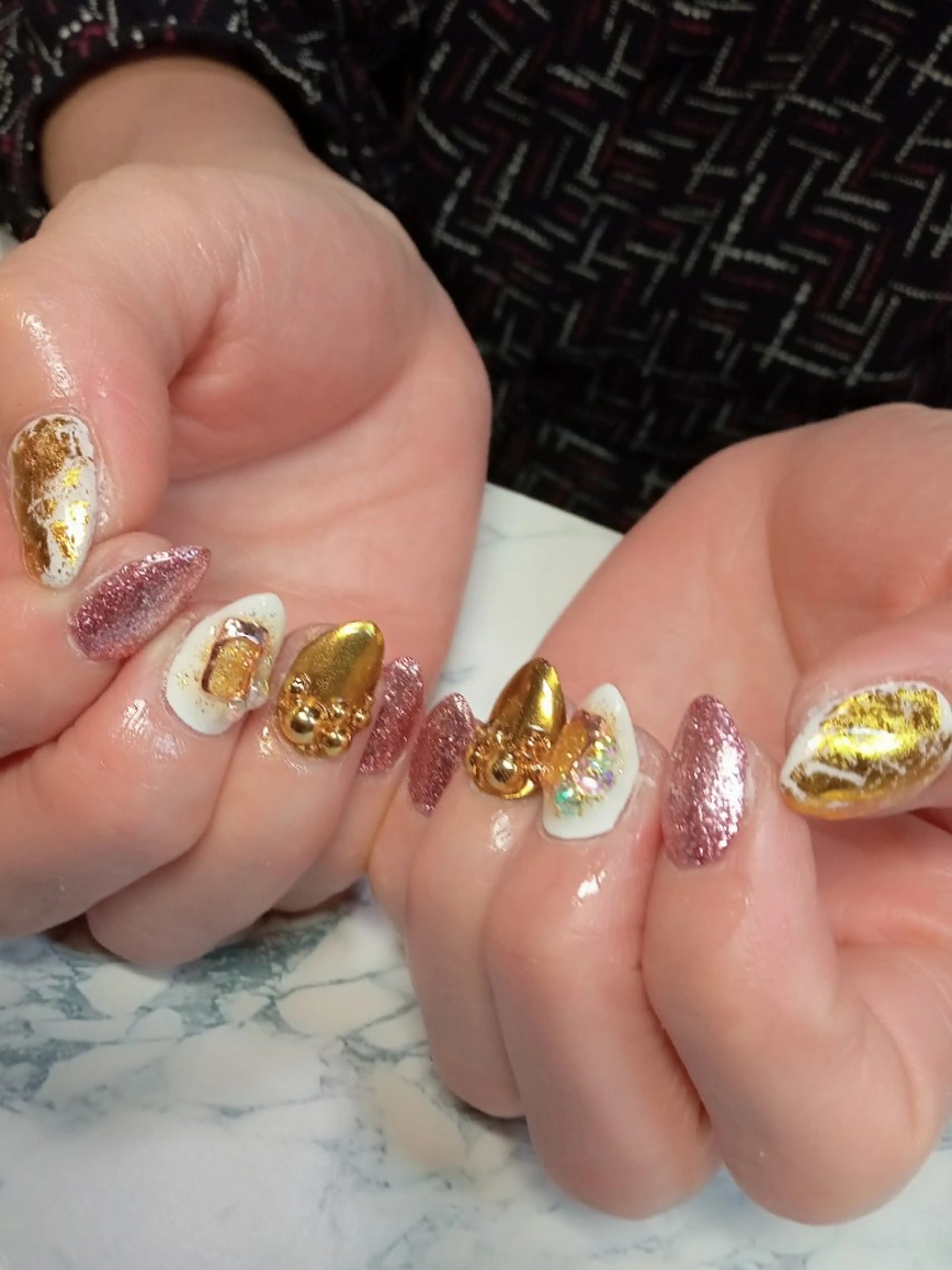 ネイル ジェルネイル ゴールド キラキラネイル パラジェル 赤色 ハンドネイル flure de neige yukiのネイルデザイン