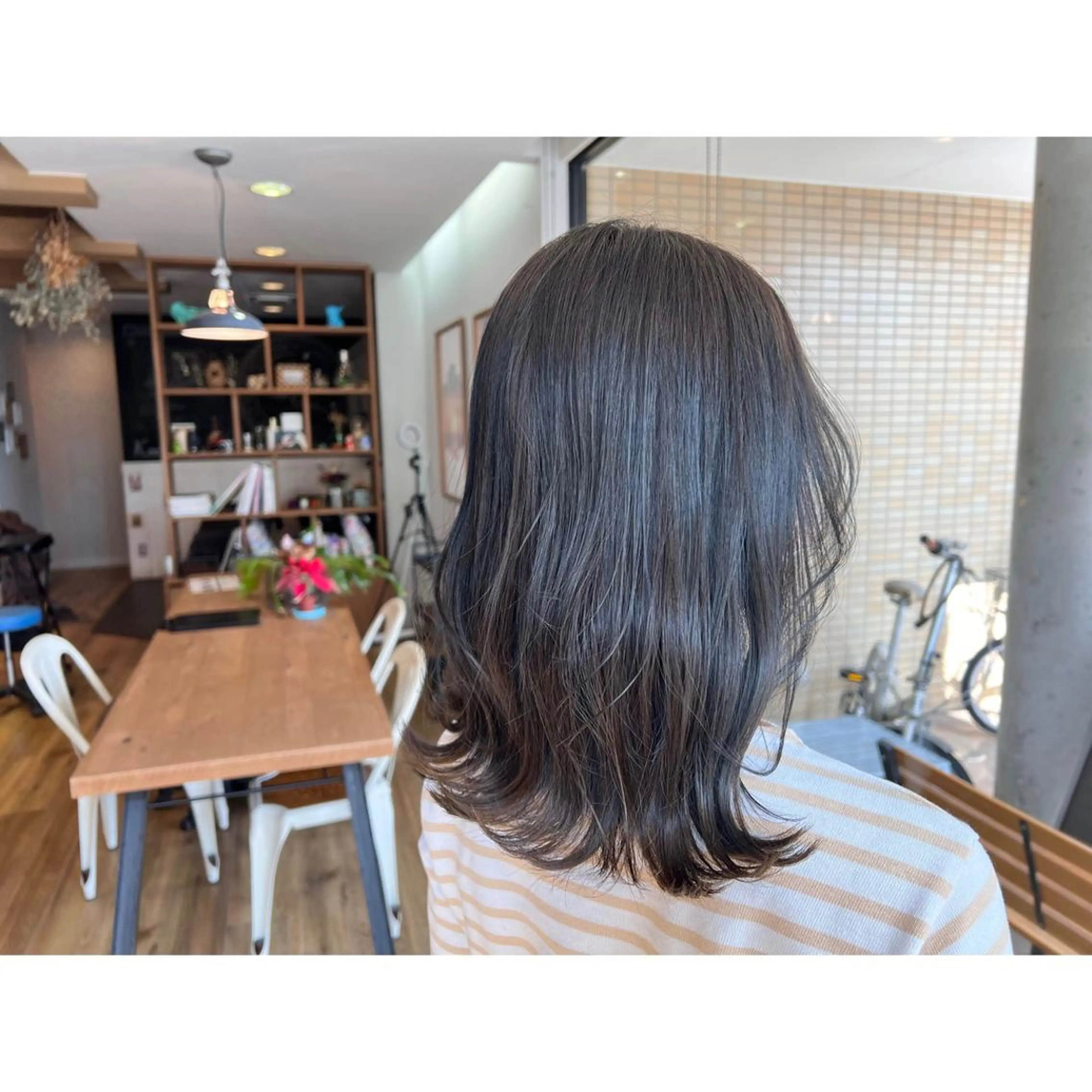 セミロング カラー アッシュ ヘアカラー トリートメント ツキダテ ユイのヘアスタイル