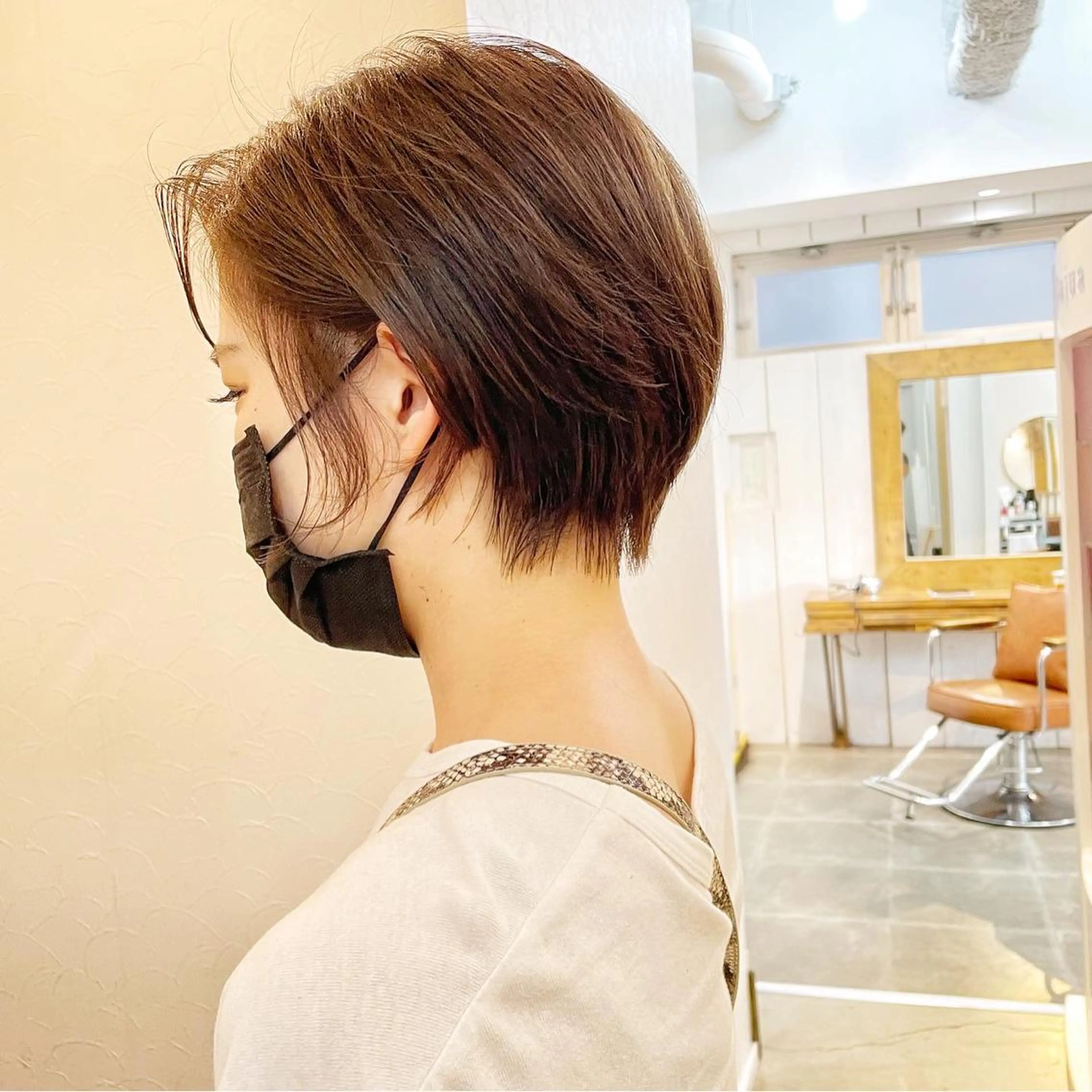 ショート カラー ショートレイヤー 丸みショート グラデーションカラー くびれヘア くせ毛 カット ヘアカラー トリートメント newline銀座所属・銀座ショート/ 大人ショート/金子涼のヘアスタイル