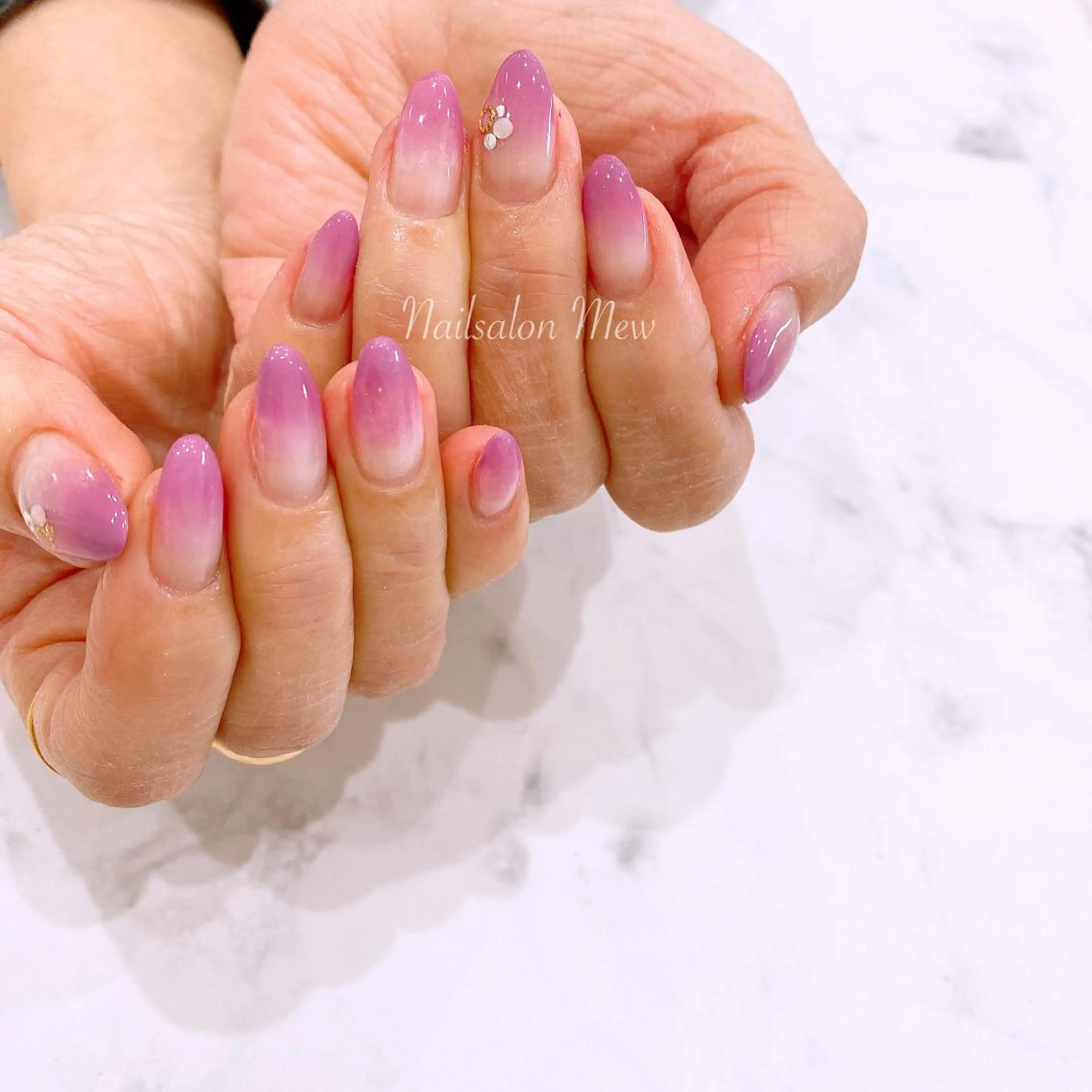 ネイル グラデーション シンプルネイル ハンドネイル Nailsalon Mew所属・Nailsalon Mew❤︎のネイルデザイン