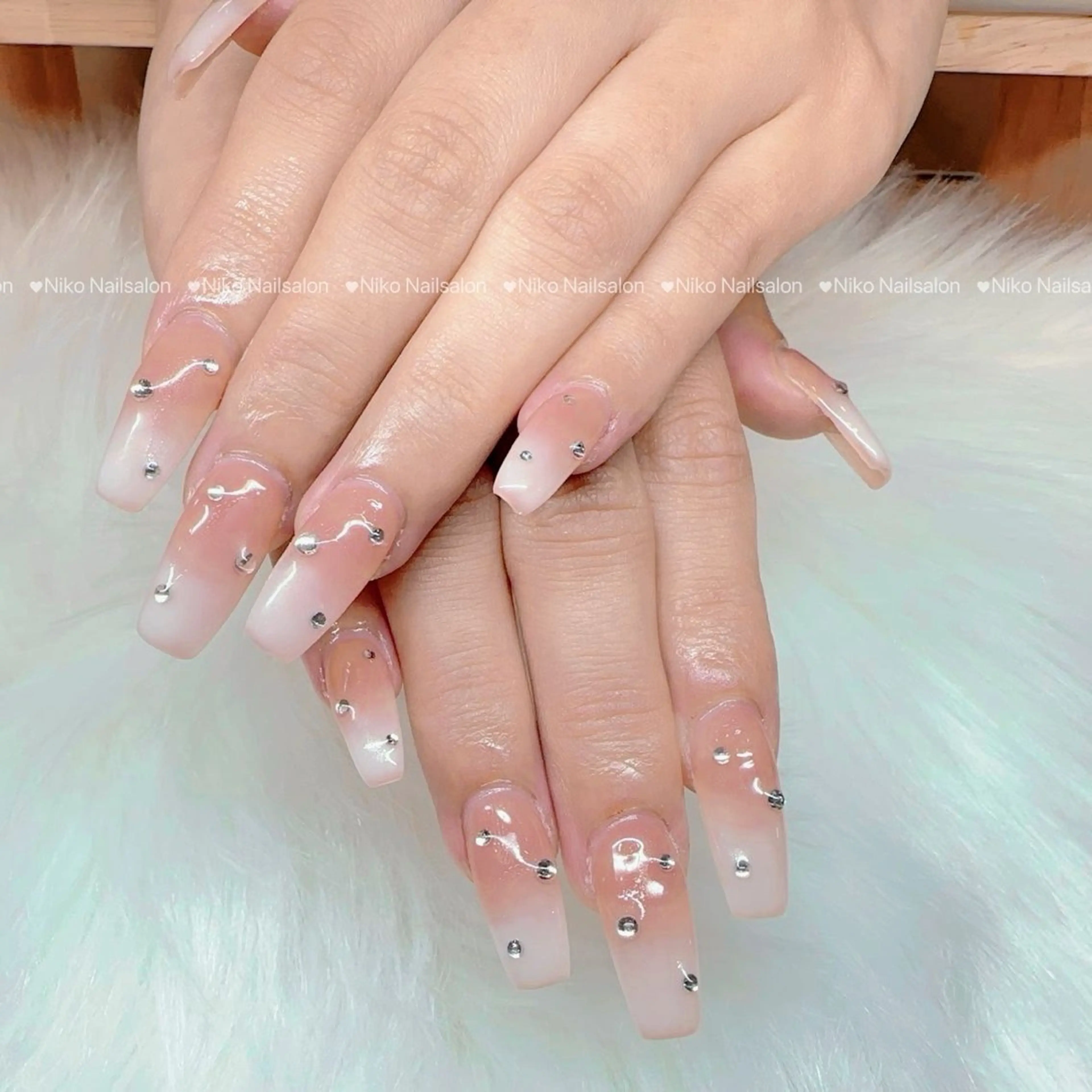 ネイル チークネイル 長さ出し フットネイル フレンチネイル ジェルネイル Niko Nail salon 銀座本店のネイルデザイン