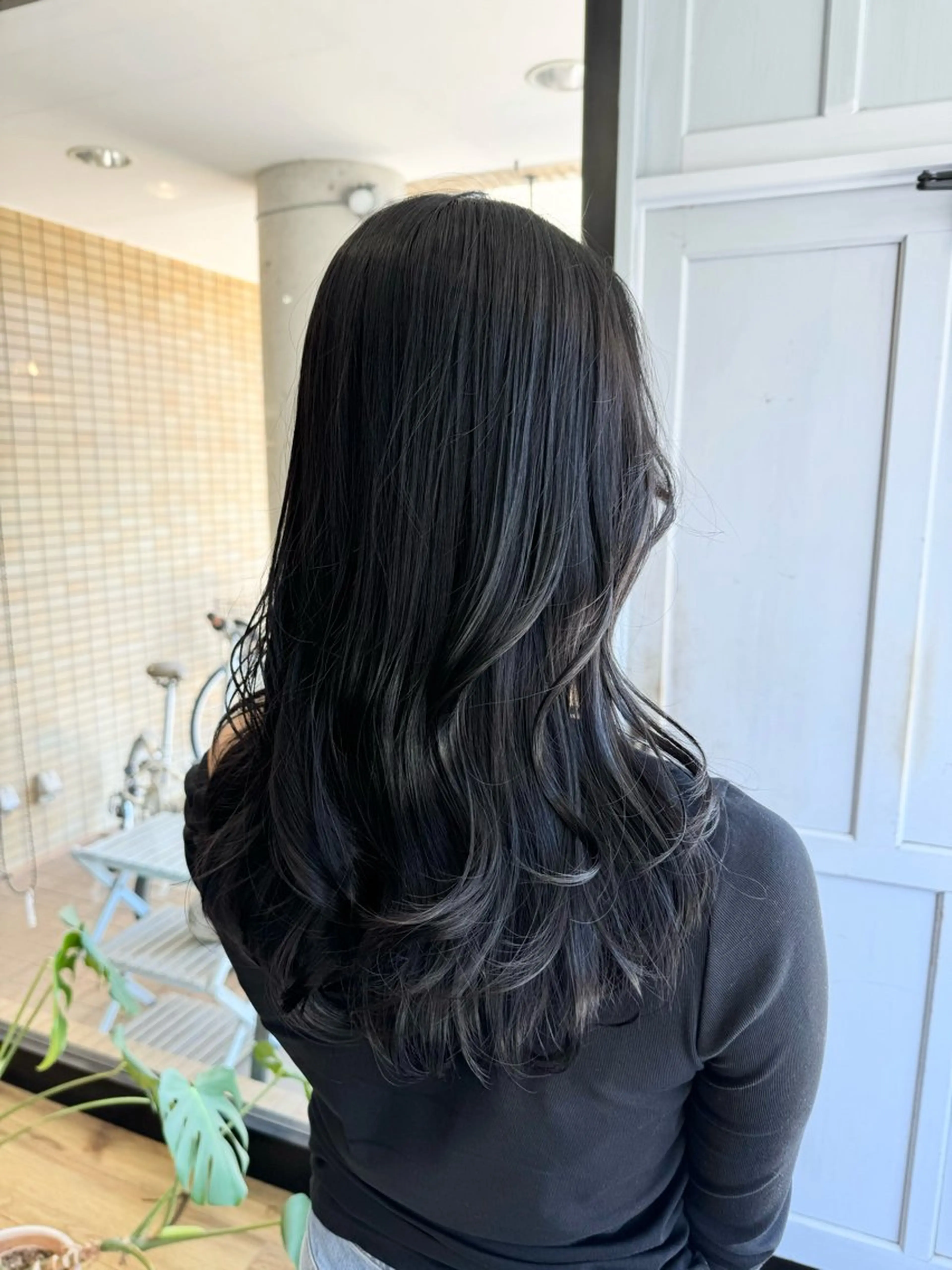 ロング カラー 黒髪 ブルーカラー ブルーブラック カット ヘアカラー トリートメント ツキダテ ユイのヘアスタイル