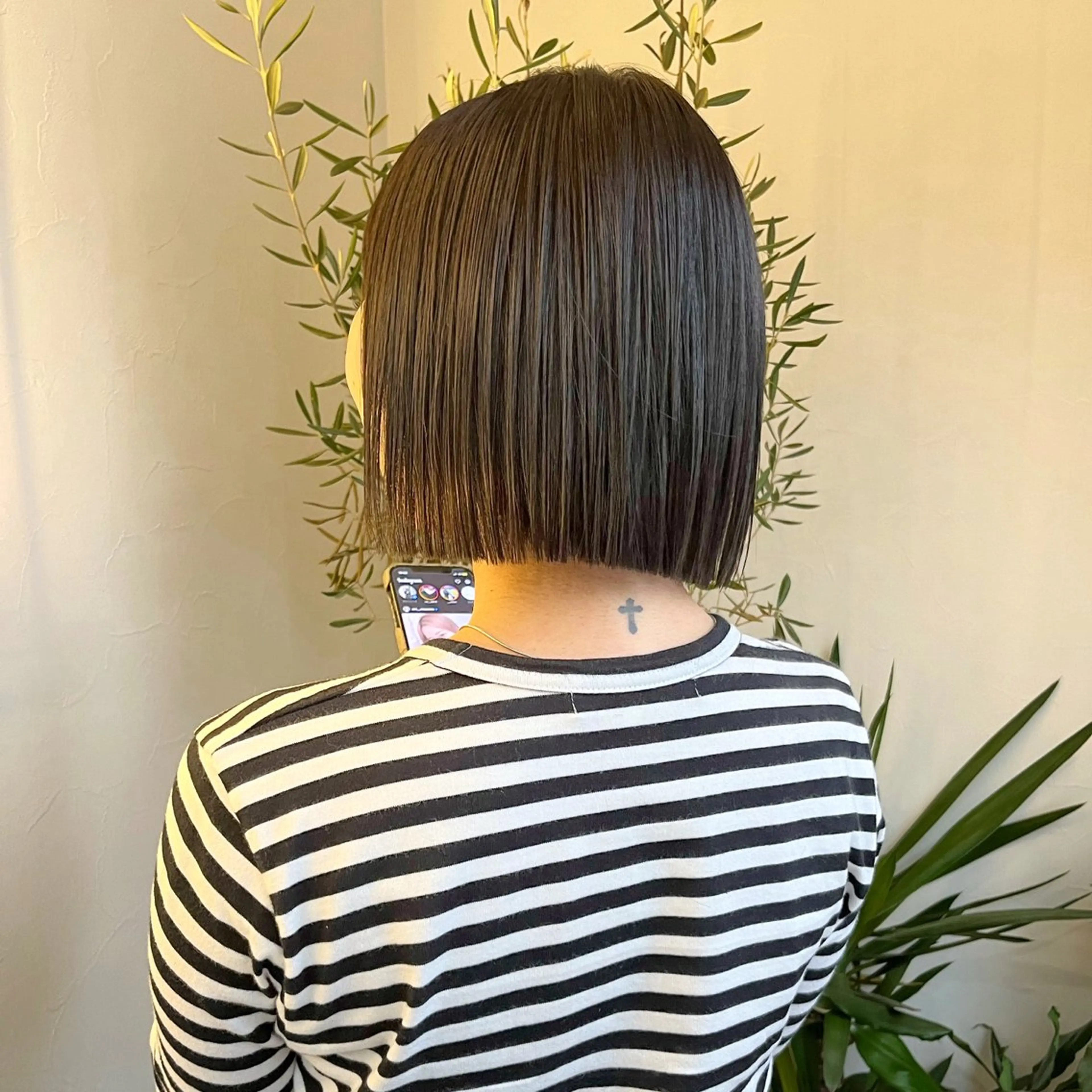 ショート カラー ブリーチ ダークグレー ブリーチなしカラー ボブ レイヤーカット カット ヘアカラー トリートメント 朝がちょっと楽しくな るshort・bobのヘアスタイル