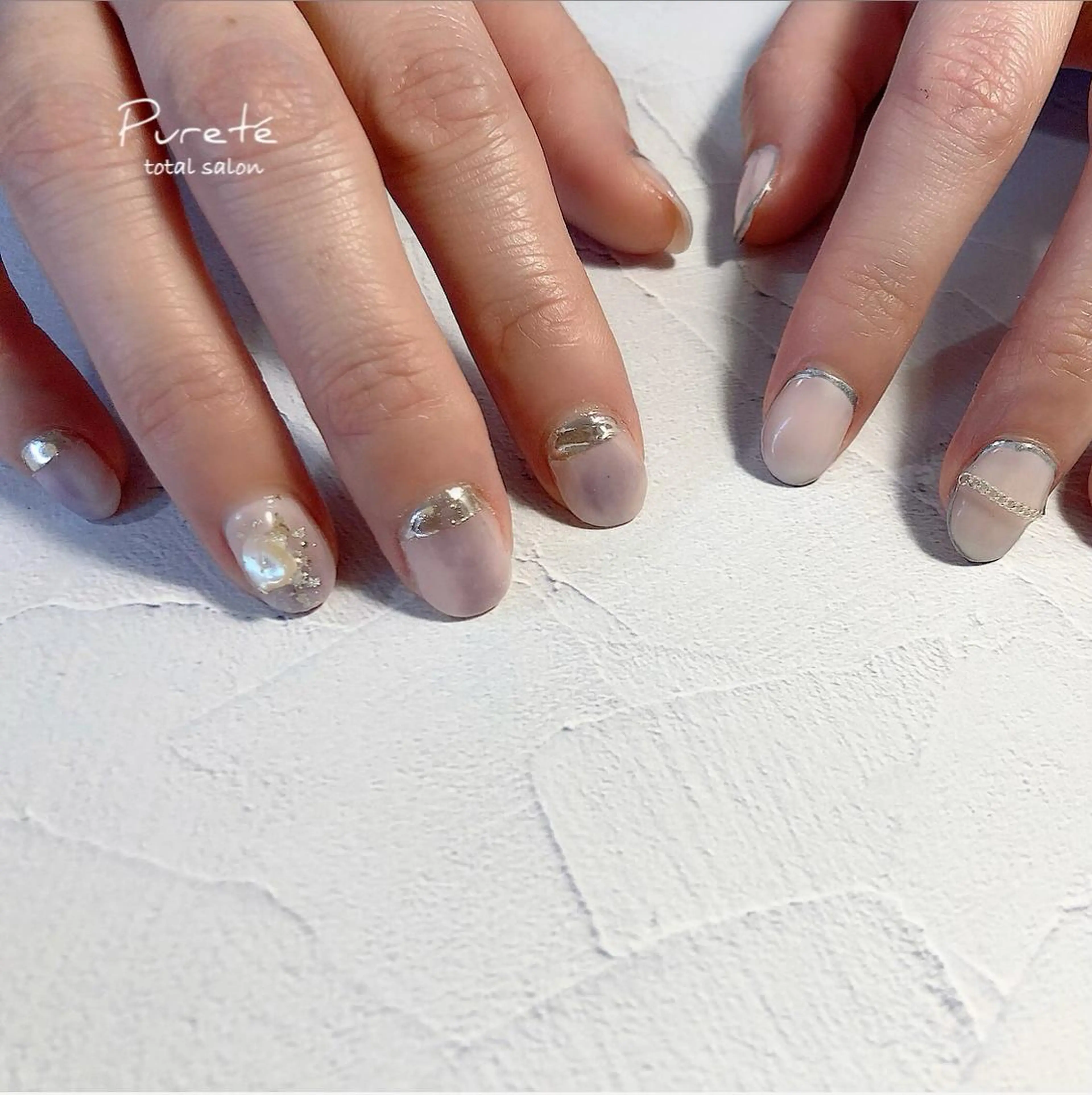 ショート ネイル パープルカラー ニュアンスネイル パープル シルバー ハンドネイル nailsalon Puretéのネイルデザイン