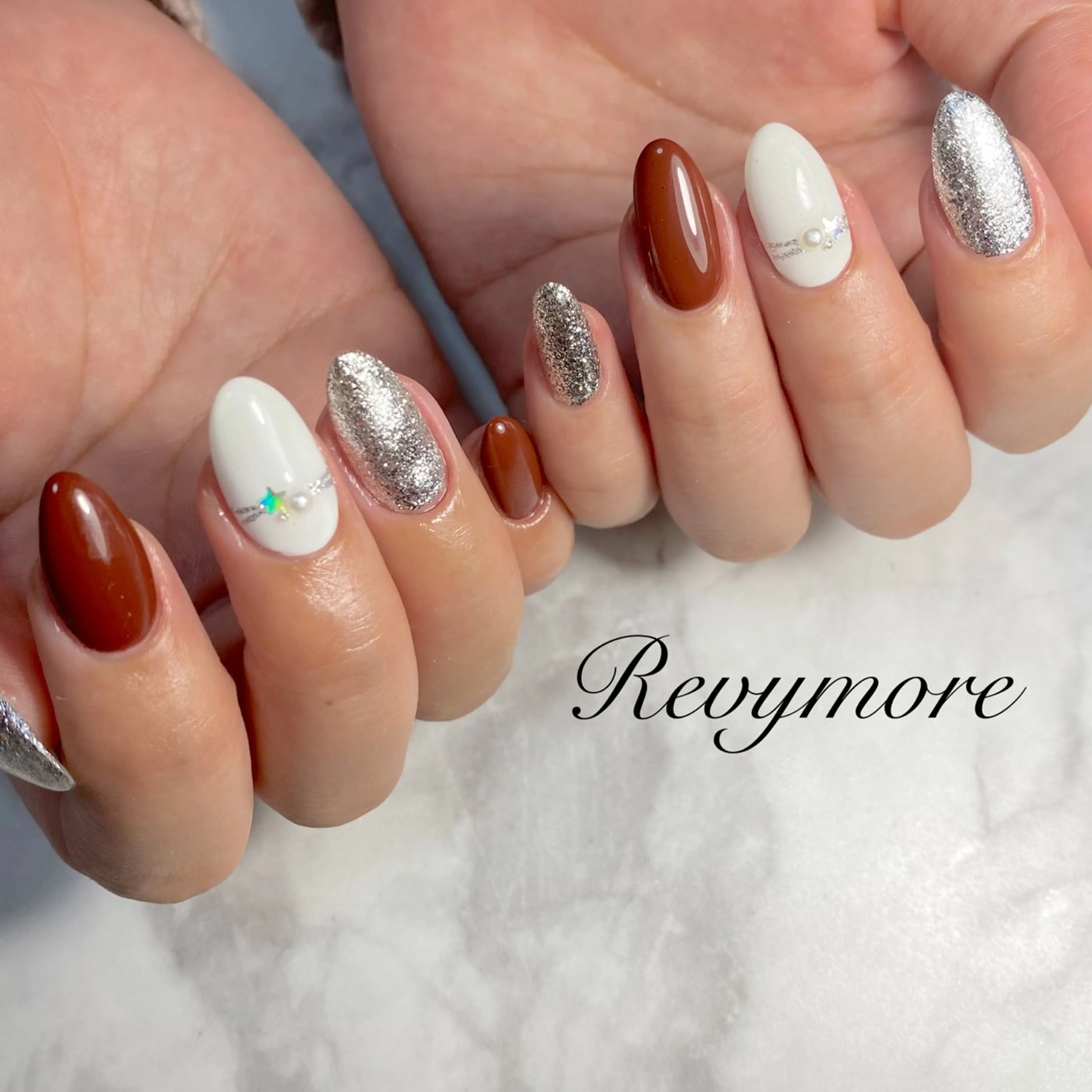 ネイル ボルドー ジェルネイル キラキラネイル 韓国ネイル ニュアンスネイル nail salon Revymore所属・nail salon Revymoreのネイルデザイン