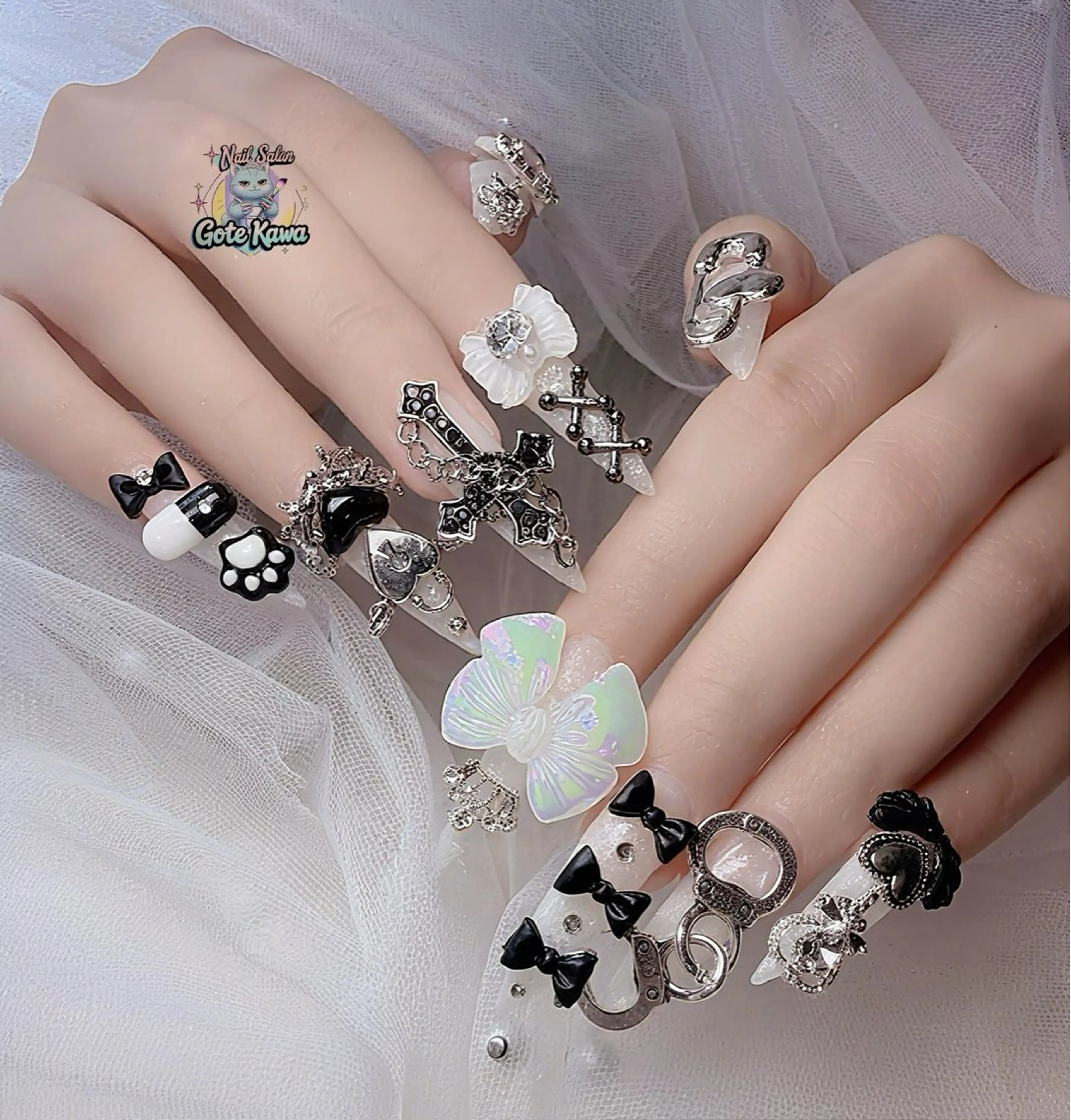 ネイル 持ち込み リボン シルバー ハンドネイル ハンドケア GOTE KAWA Nail Salon(ゴテかわ)所属・Gote Kawa nail salonのネイルデザイン
