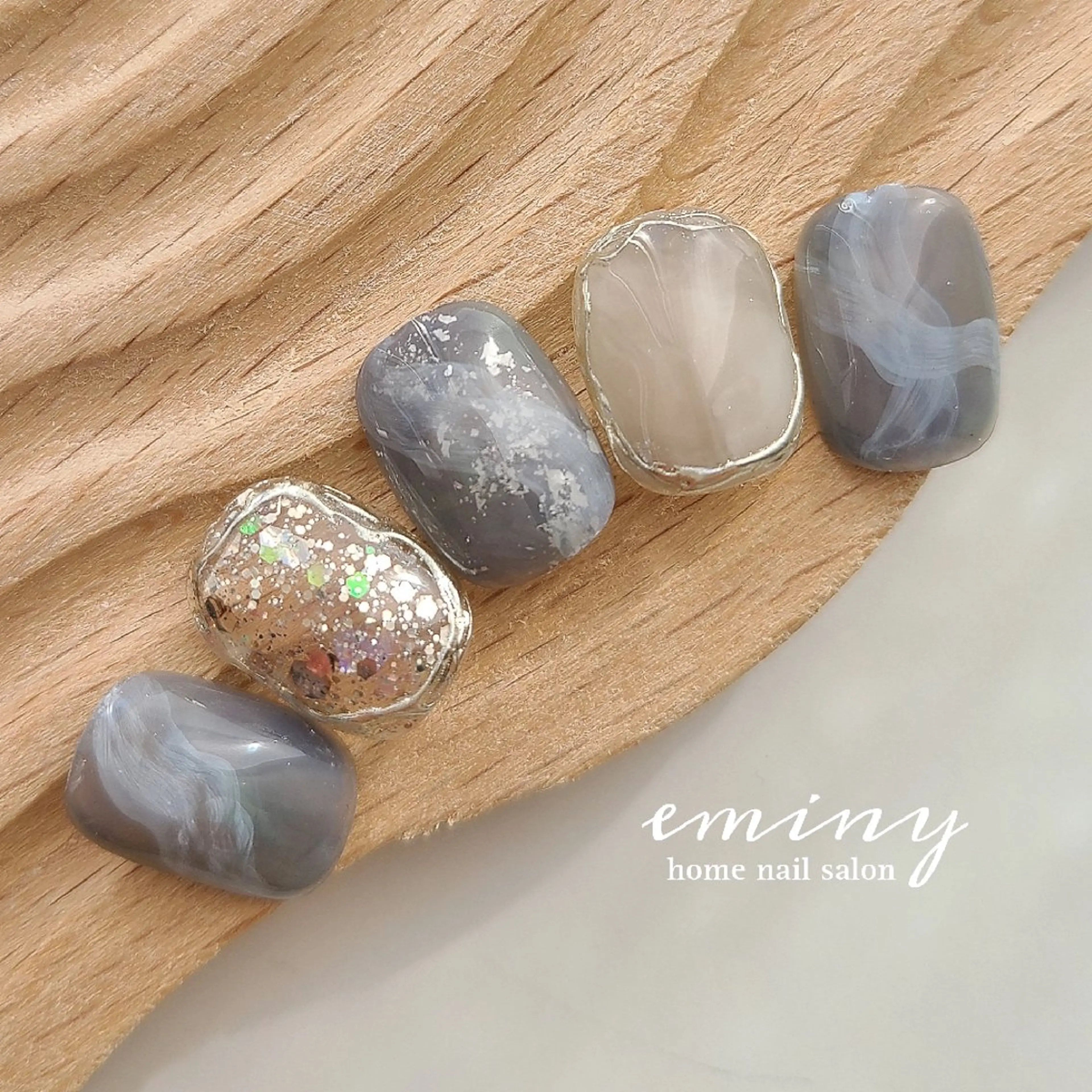 ネイル キラキラネイル 韓国ネイル ミラーネイル ニュアンスネイル 冬ネイル ハンドネイル nail salon  eminyのネイルデザイン