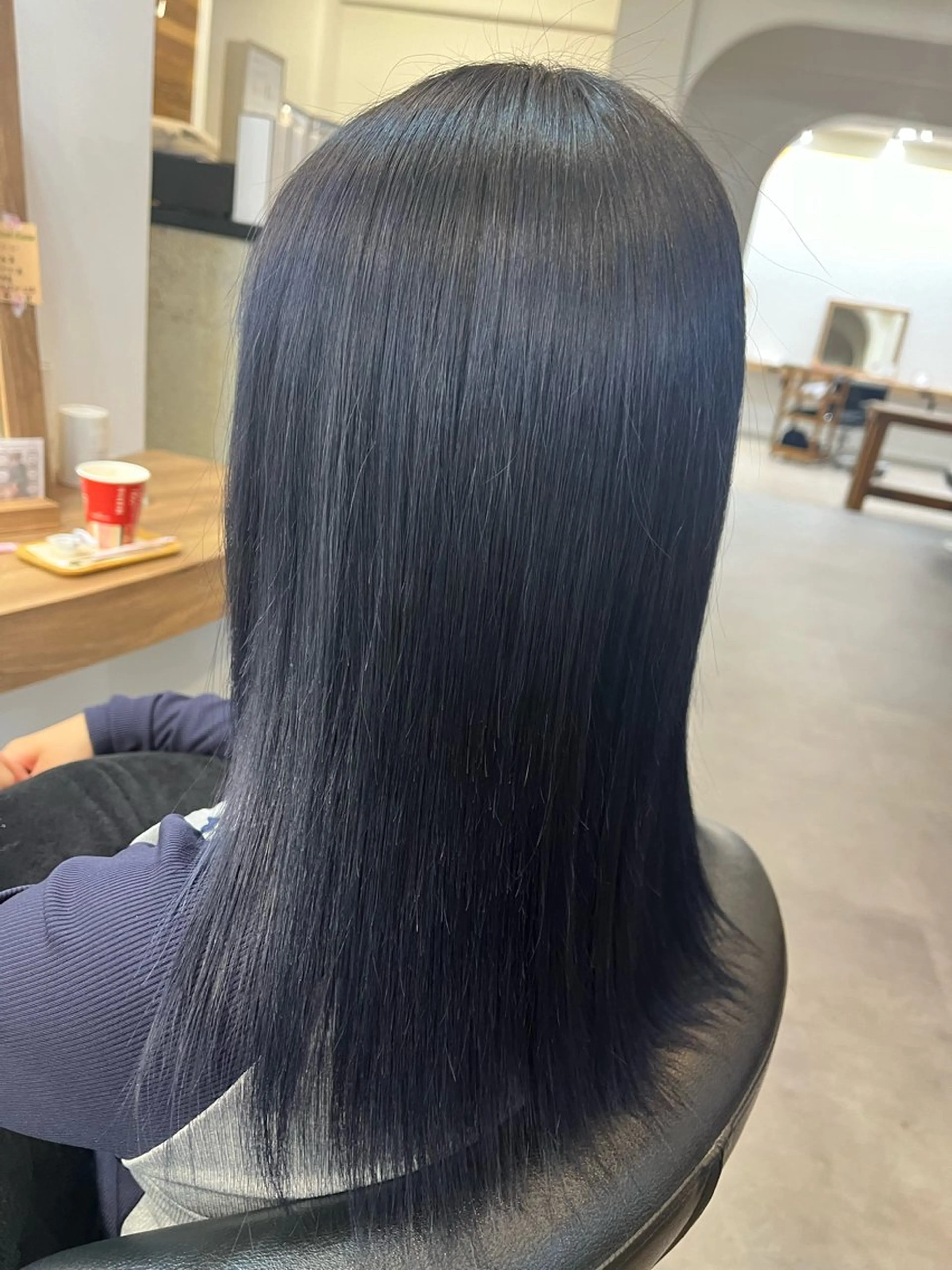 セミロング カラー 黒髪 ブルーカラー ブルーブラック 黒川 綾音のヘアスタイル