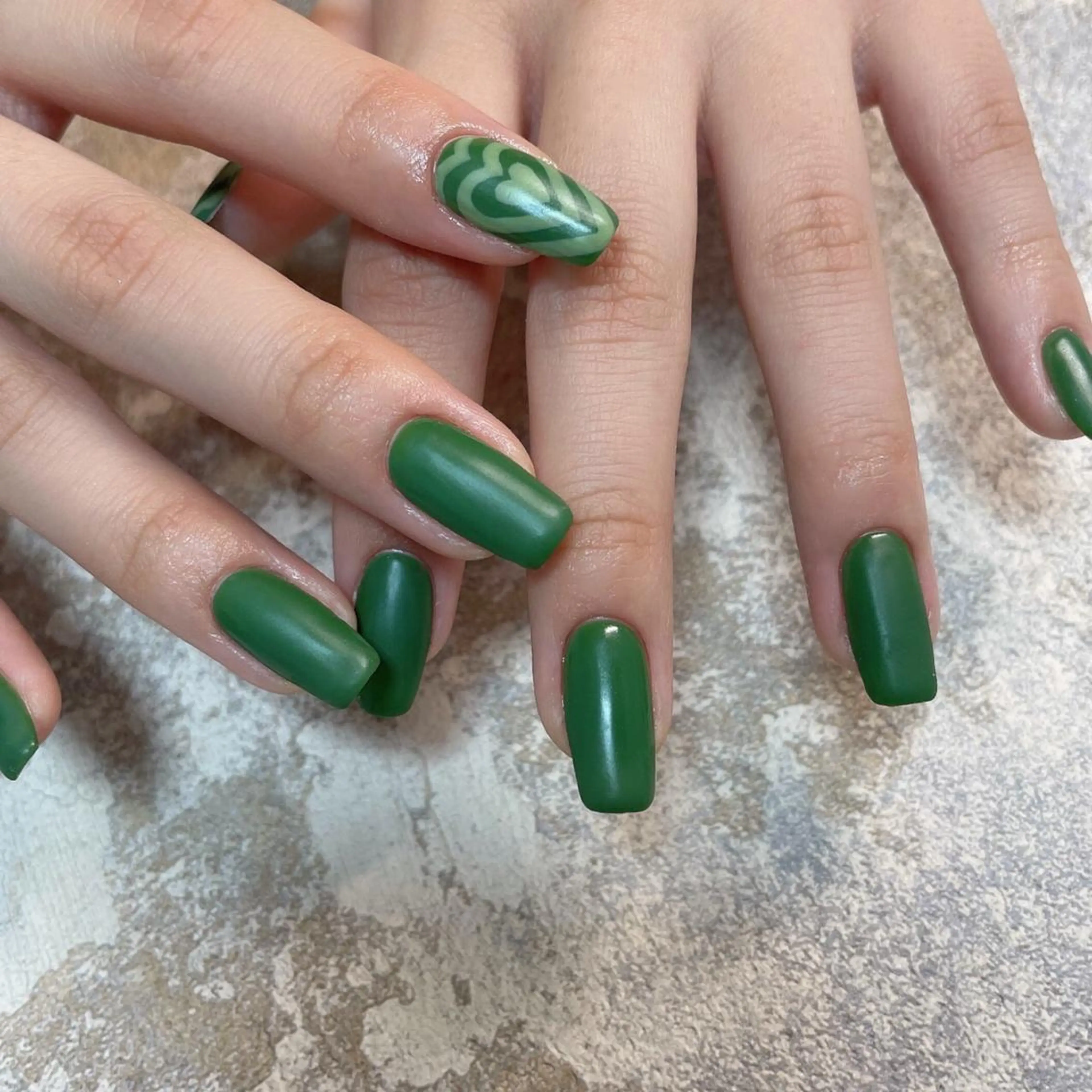 ネイル グリーン ハート マットネイル ハンドネイル lilbondir. chiharuのネイルデザイン