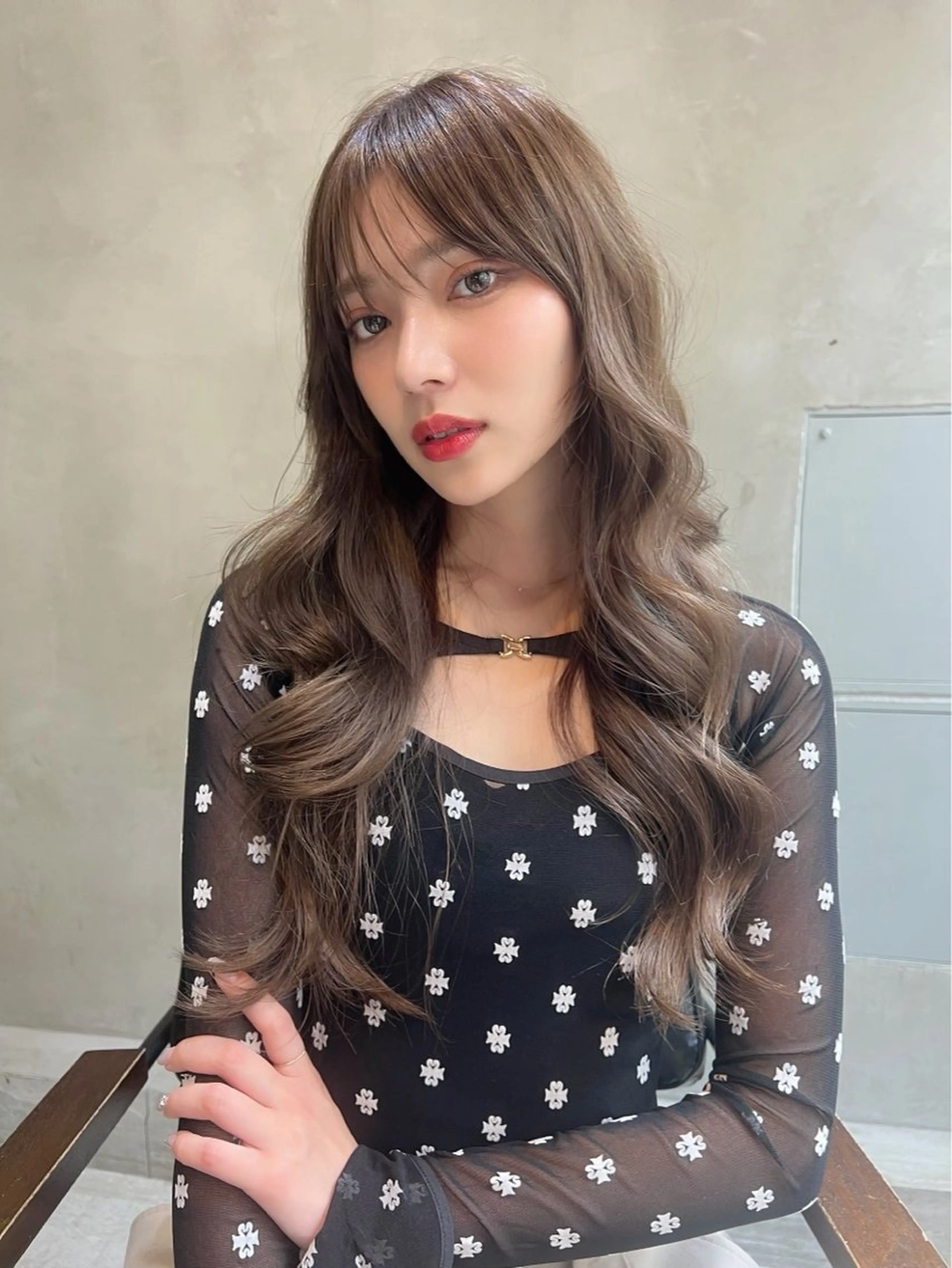 ロング カラー グレージュ MUSASHI ブリーチカラー◎のヘアスタイル