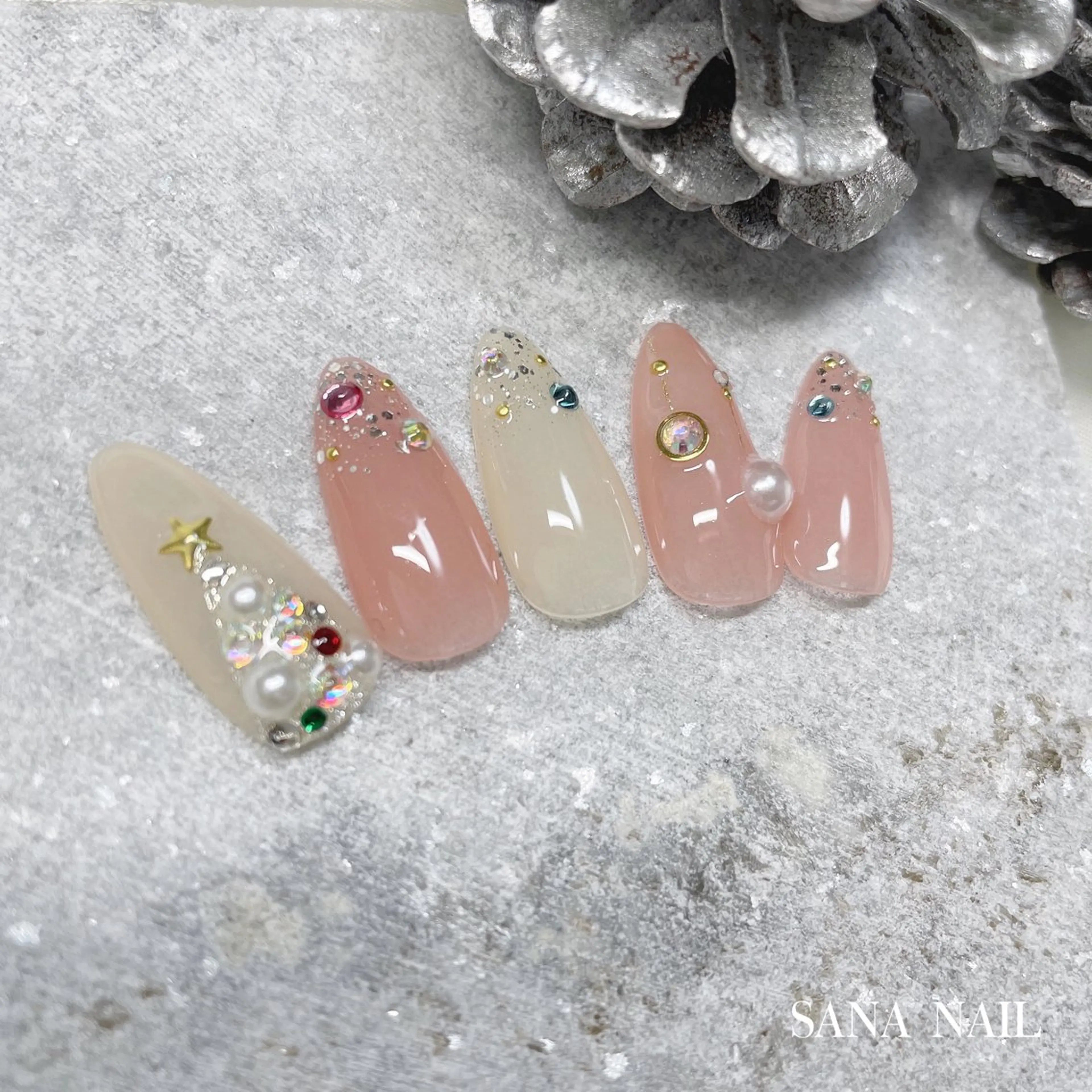ネイル 冬ネイル クリスマス ハンドネイル nailsalon SANANAILのネイルデザイン