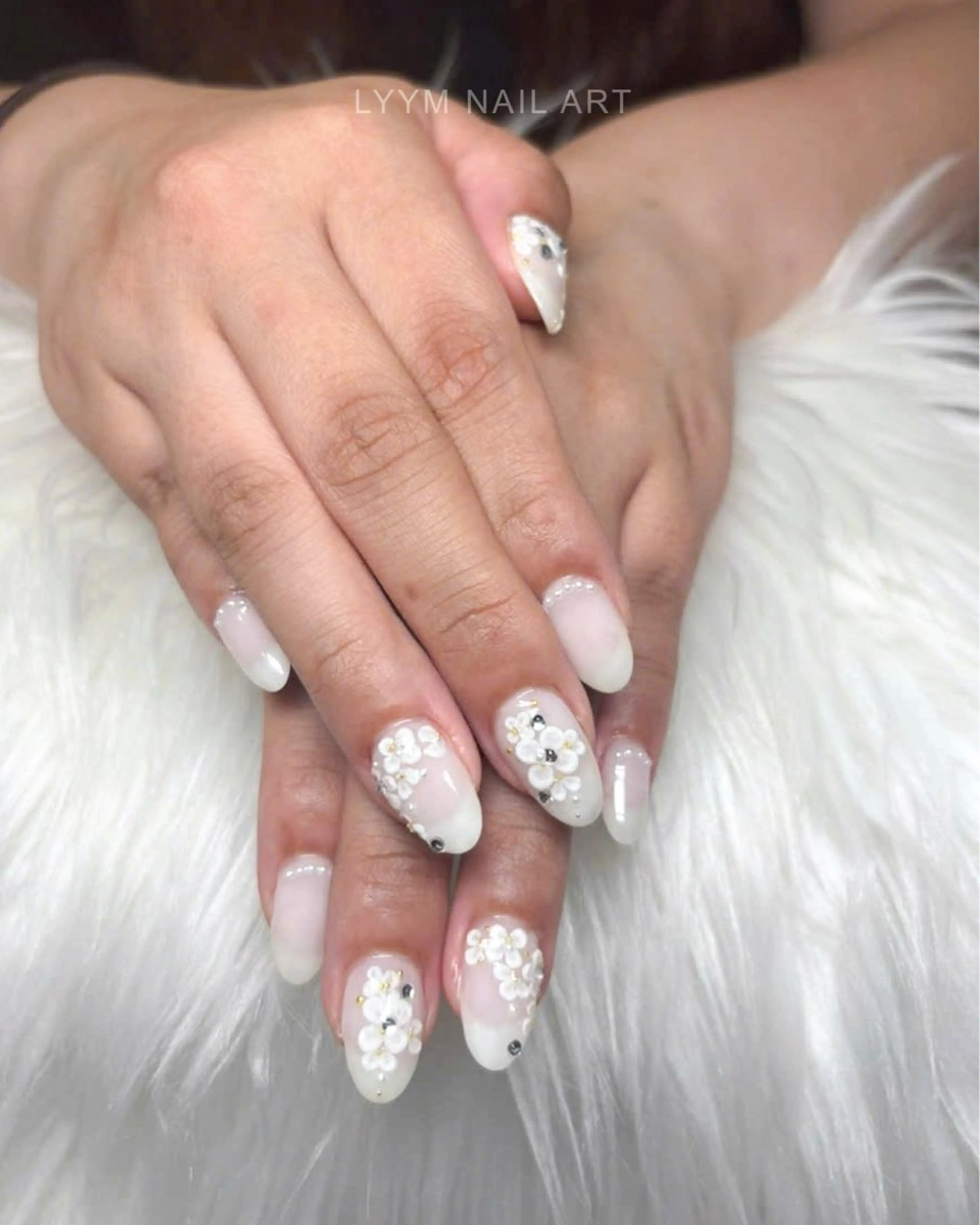 ネイル フラワーネイル 韓国ネイル ぷっくりネイル ブライダルネイル ホワイト ハンドネイル LYYM Nail Salonのネイルデザイン