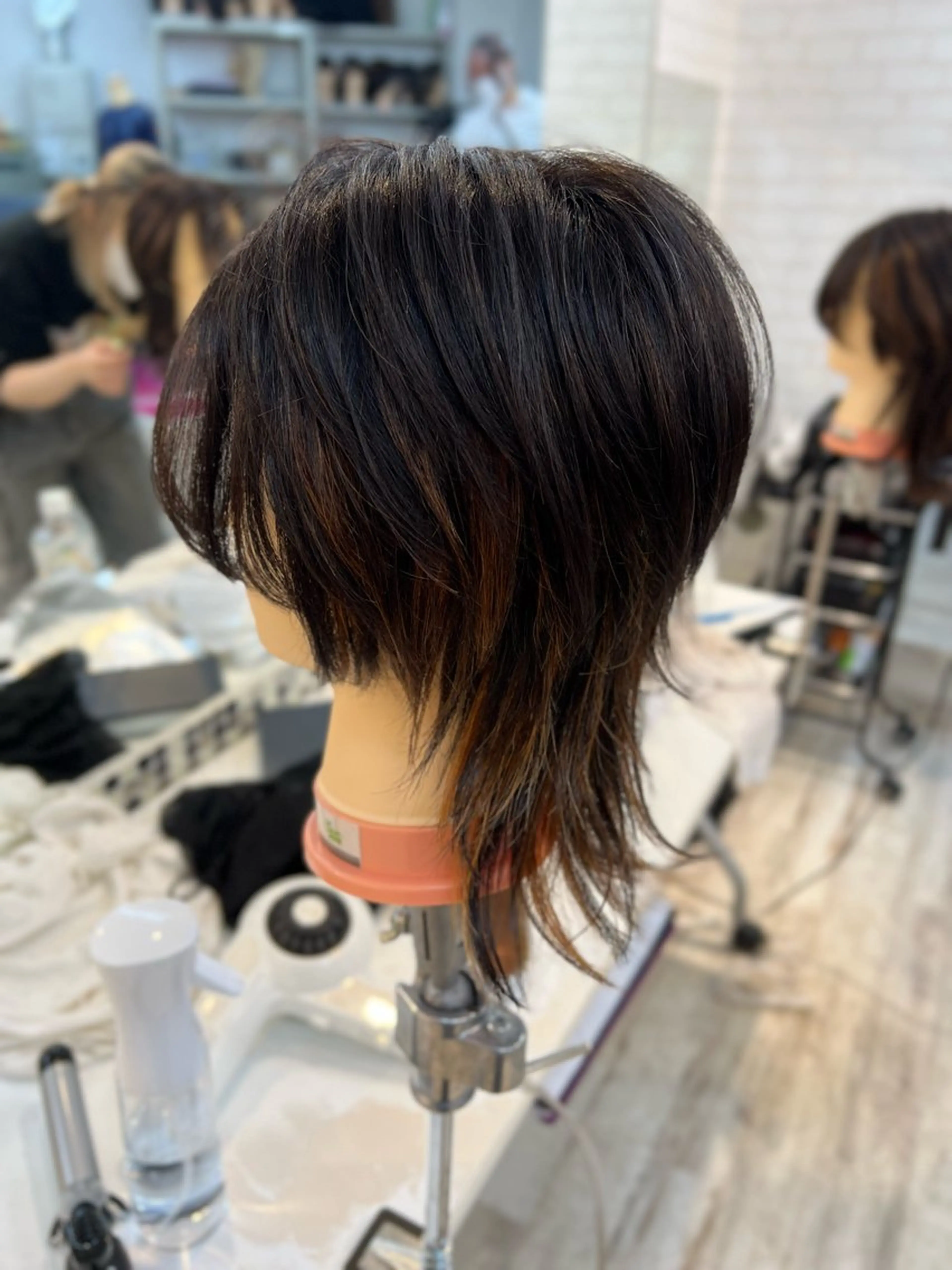 ミディアム カラー メッシュ ウルフカット UNIX モモハのヘアスタイル