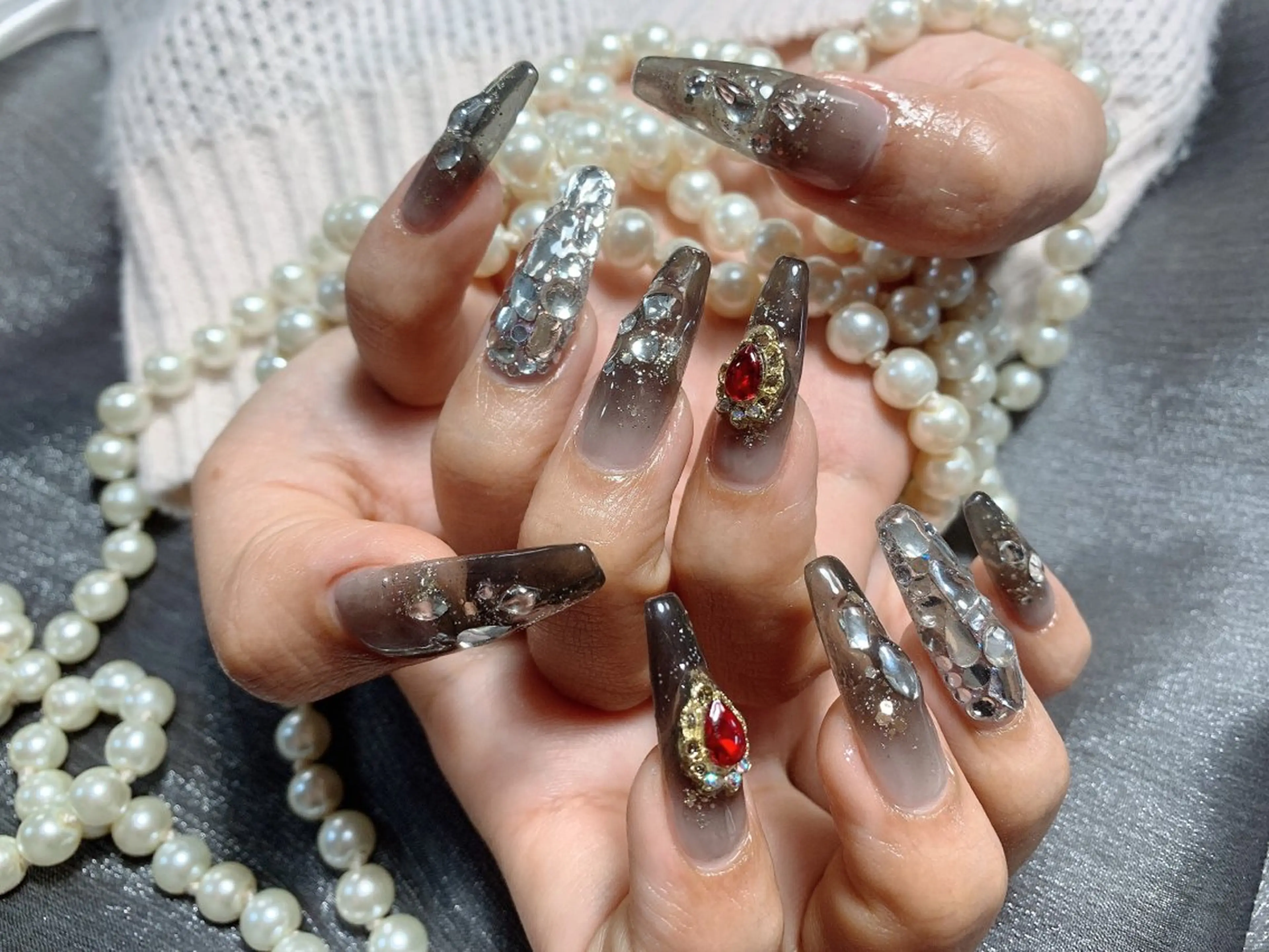 ネイル 赤色 ストーンネイル ハンドネイル Nail salon EN🎀のネイルデザイン