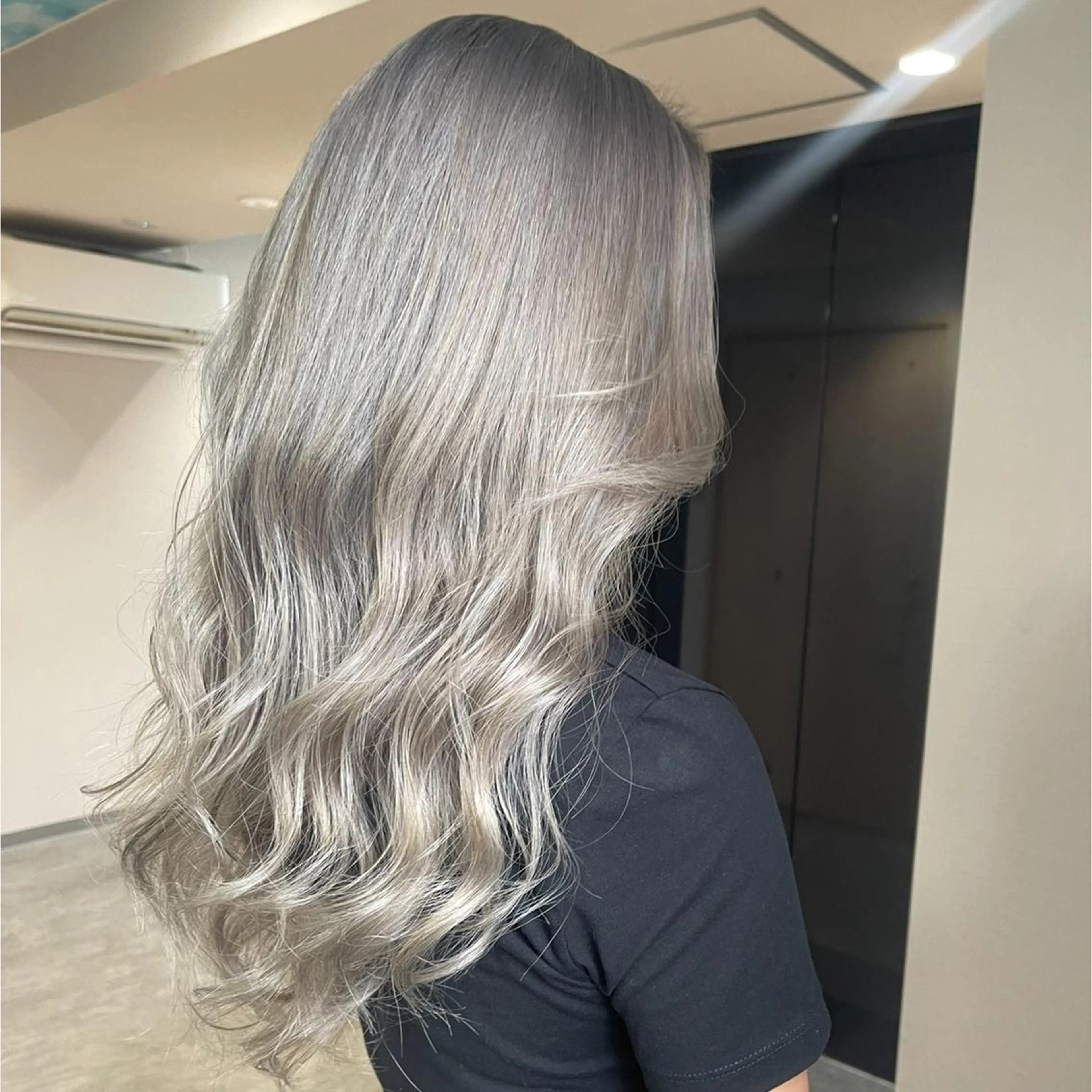 ロング カラー ヘアアレンジ ベージュカラー ブリーチ ケアブリーチ シルバー シルバーベージュ ヘアカラー 松井那津子 /ハイライトブリーチのヘアスタイル
