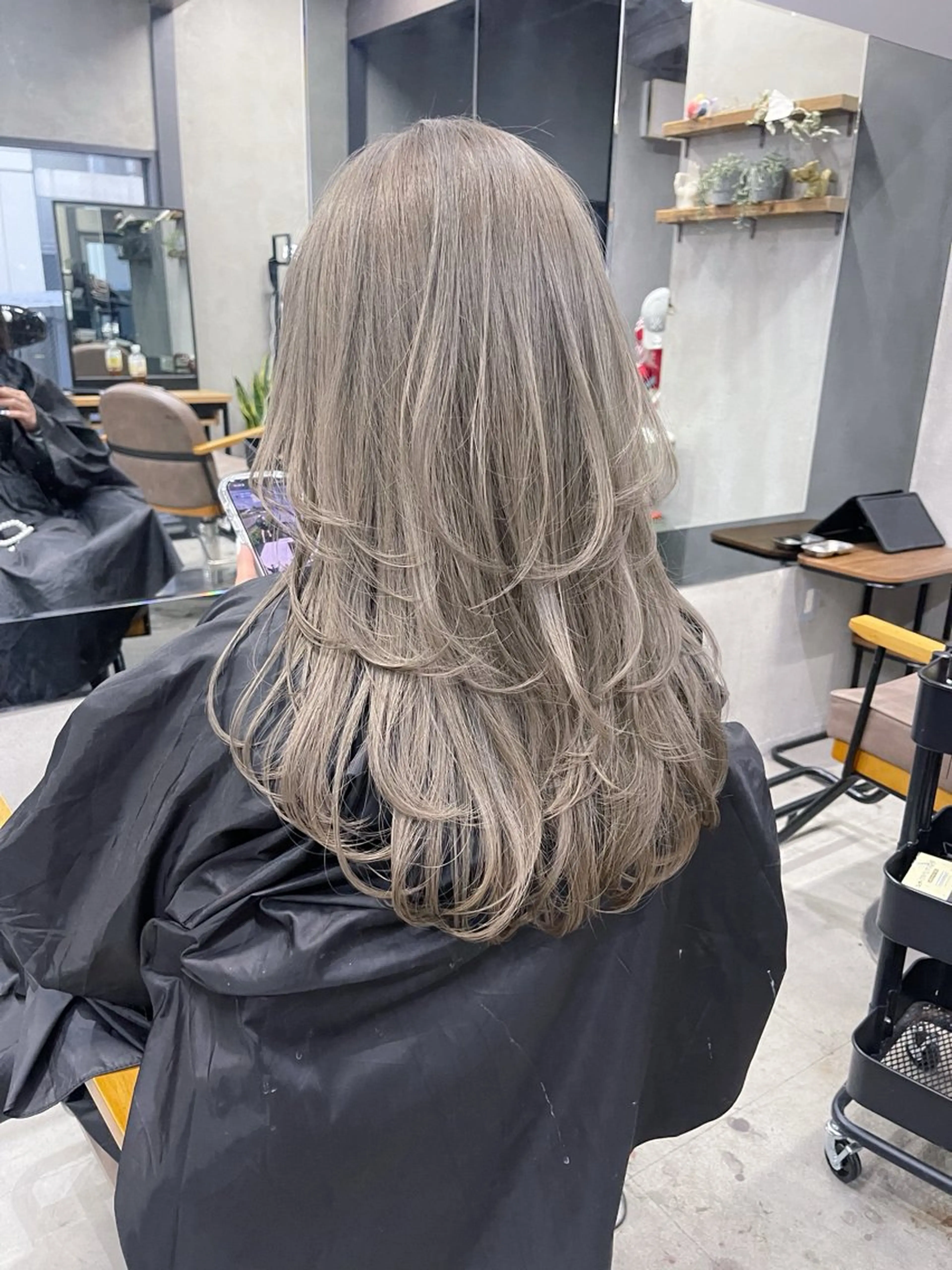 セミロング カラー ベージュカラー ミルクティーベージュ レイヤーカット ヘアカラー トリートメント AiM 大名のヘアスタイル