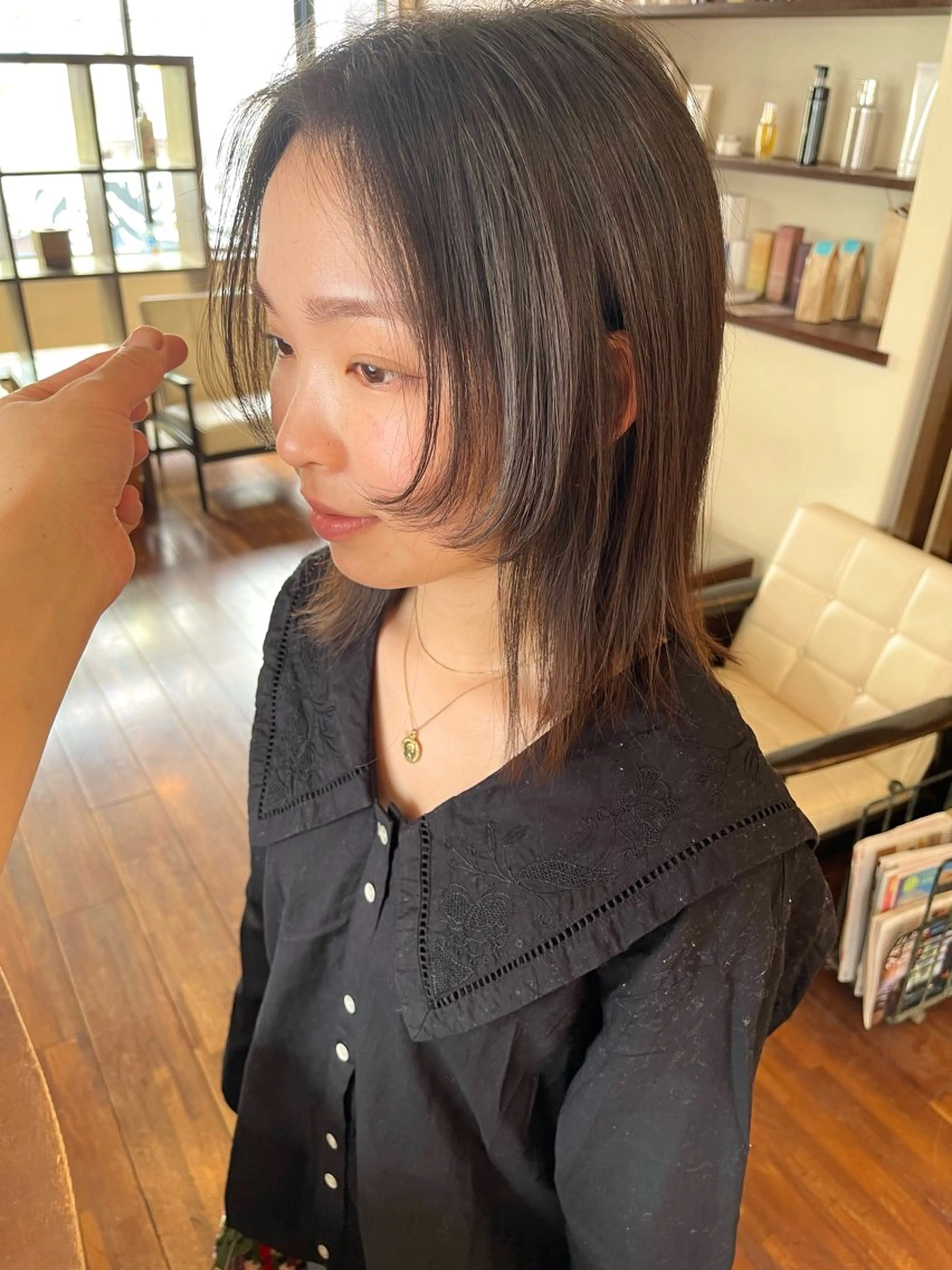 ミディアム カラー 顔まわりレイヤー レイヤーカット カット トリートメント 髪質改善ｶﾗｰ ｹｱﾌﾞﾘｰﾁ/ﾀﾑのヘアスタイル