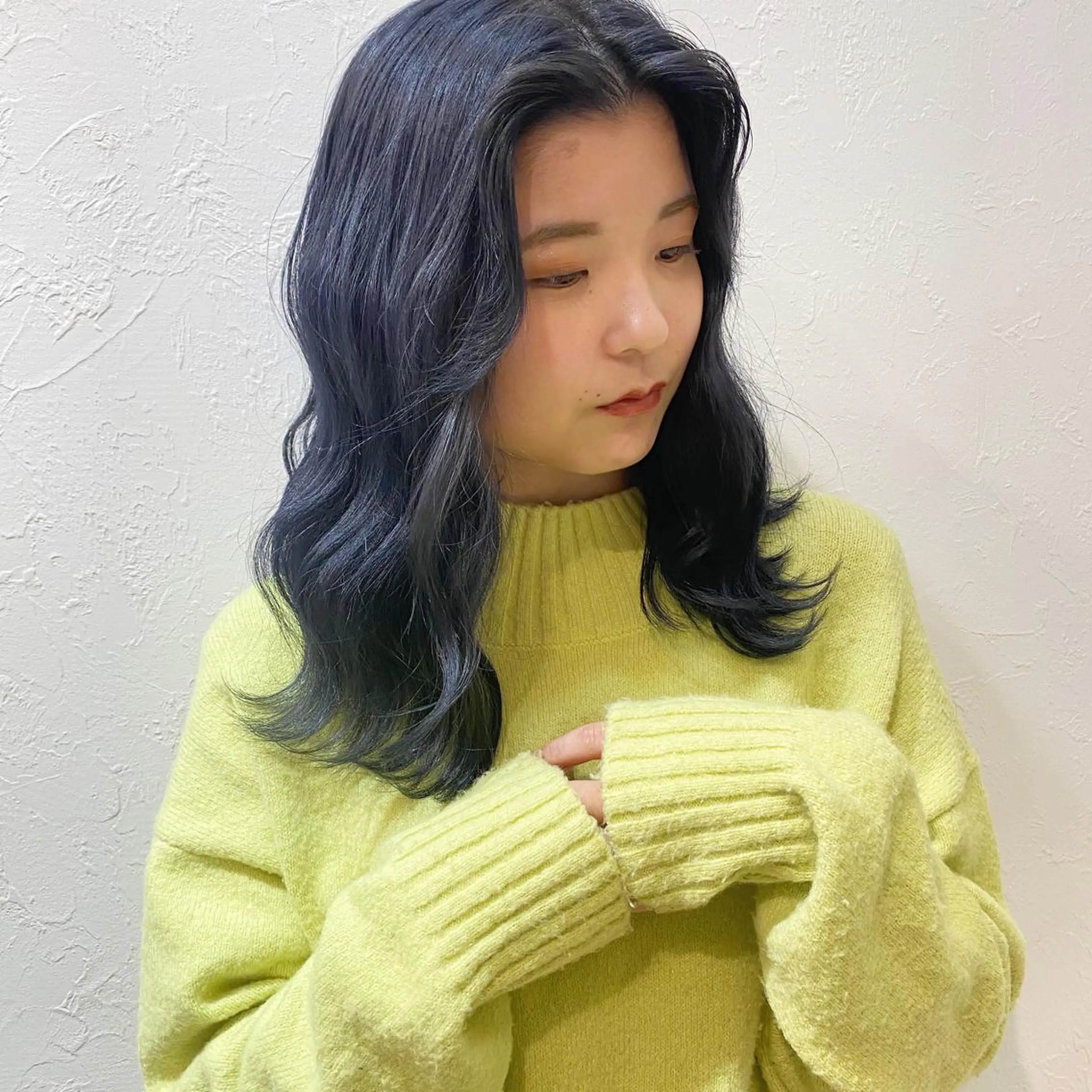 セミロング ブリーチなしカラー レイヤーカットのヘアスタイル