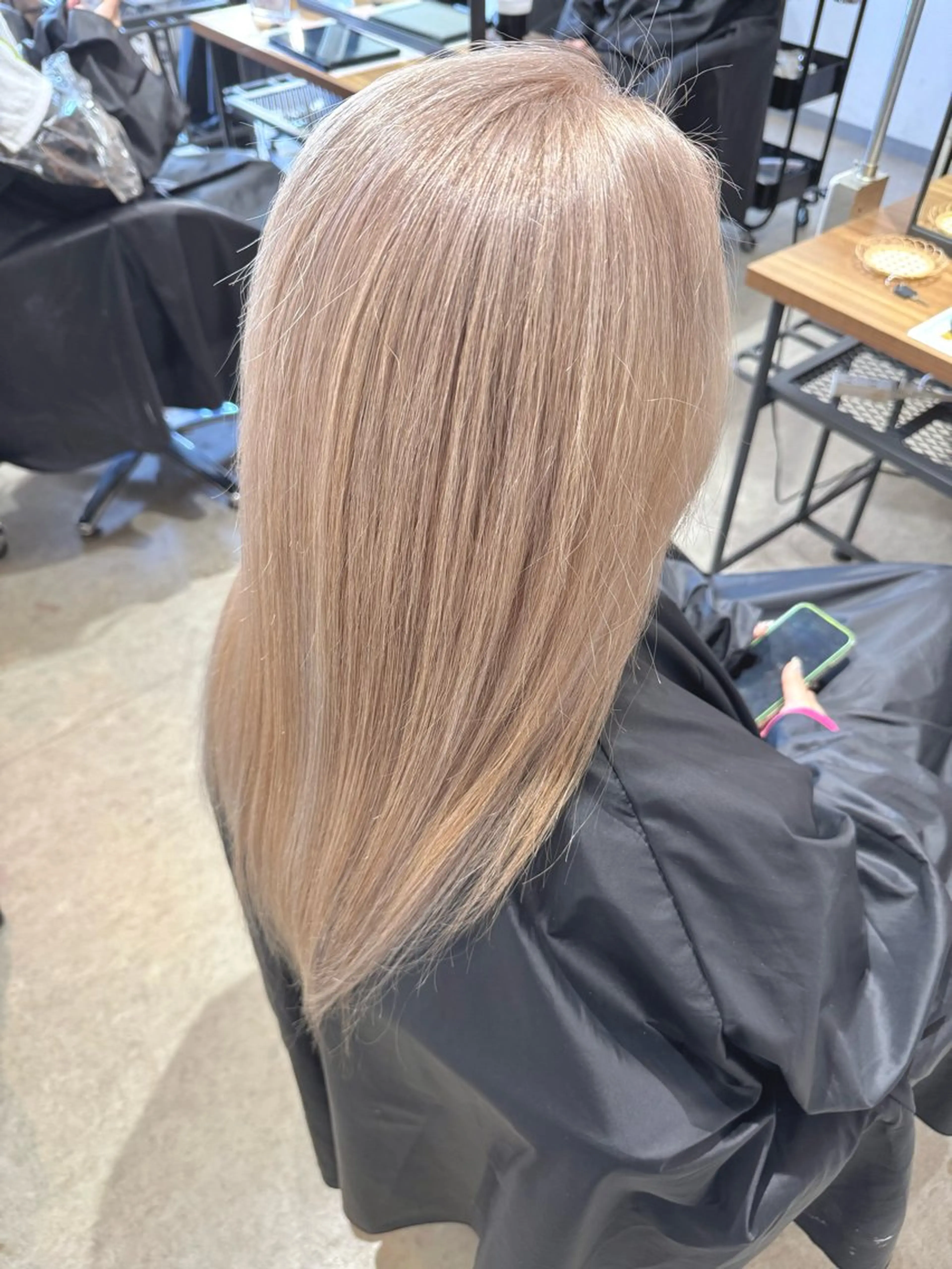 セミロング ボブ 韓国風ヘア レイヤーカット 縮毛矯正 ✨艶ブリーチカラー✨ ✨艶髪ストレート✨のヘアスタイル