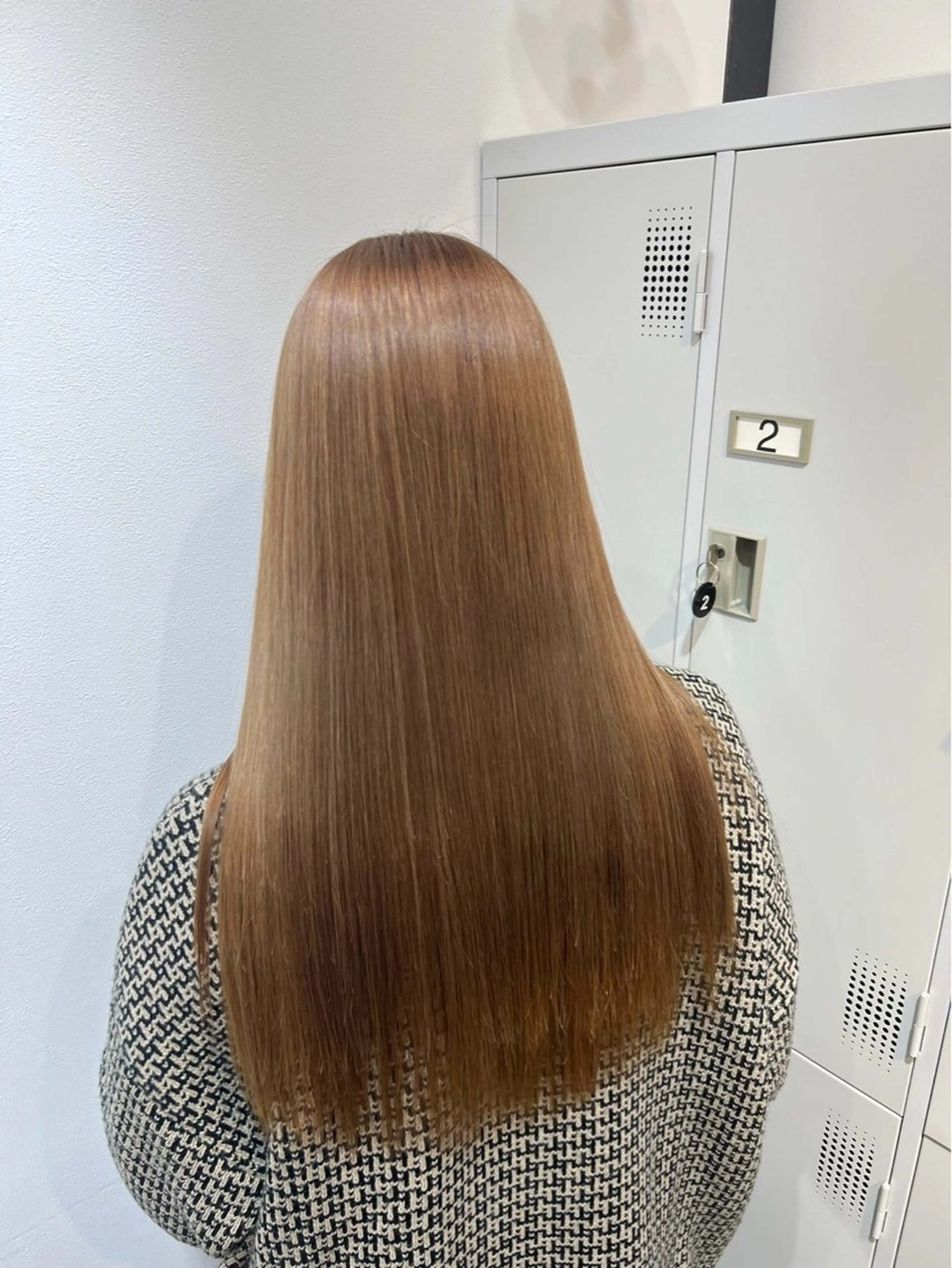 ロング カラー ベージュカラー ブリーチ ミルクティーベージュ オレンジ ヘアカラー 片山 実莉のヘアスタイル