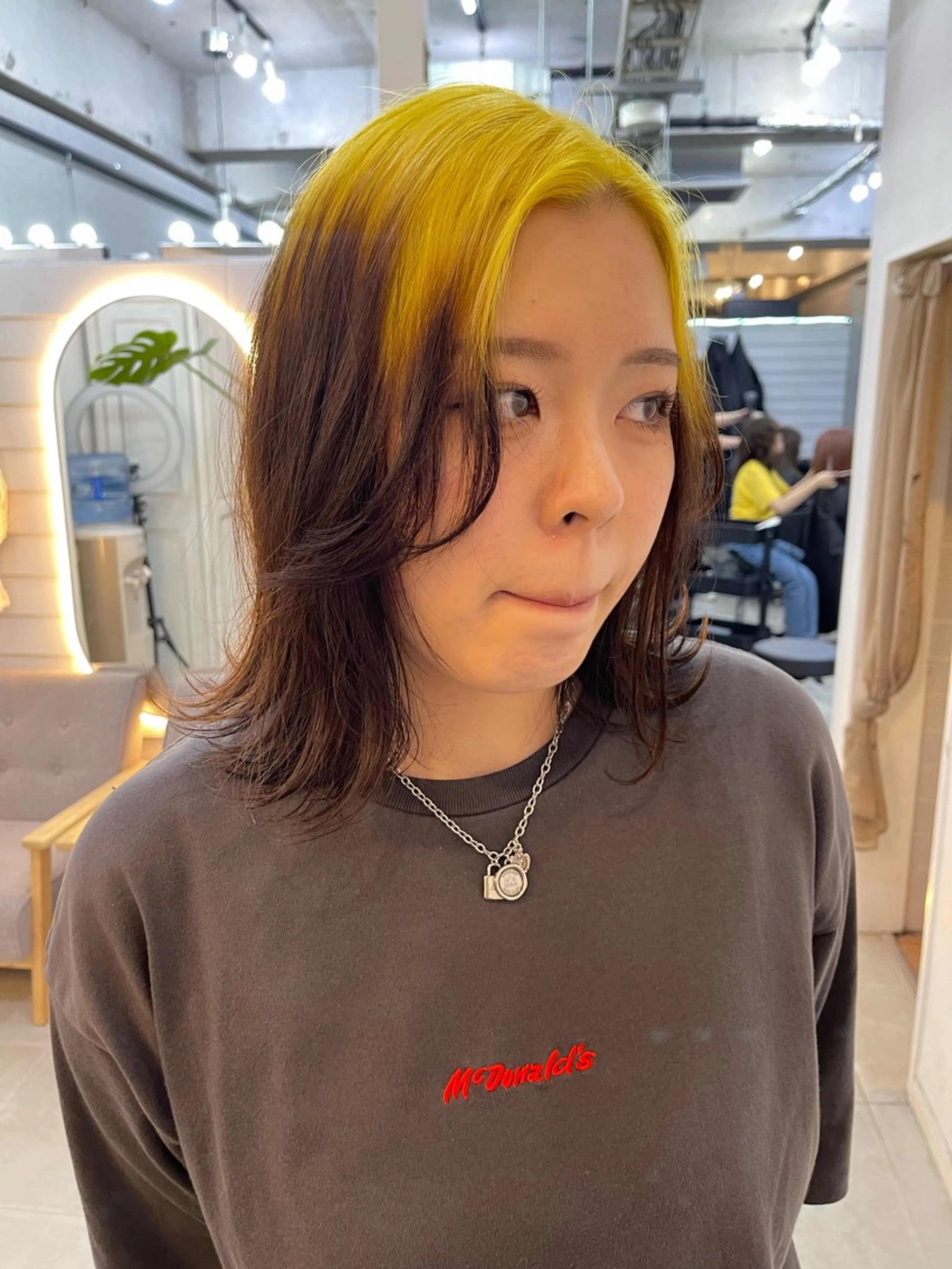 ミディアム カラー ブリーチ ケアブリーチ デザインカラー ダブルカラー イヤリングカラー カット ヘアカラー トリートメント 宮崎　達也 ブリーチ／レイヤーのヘアスタイル