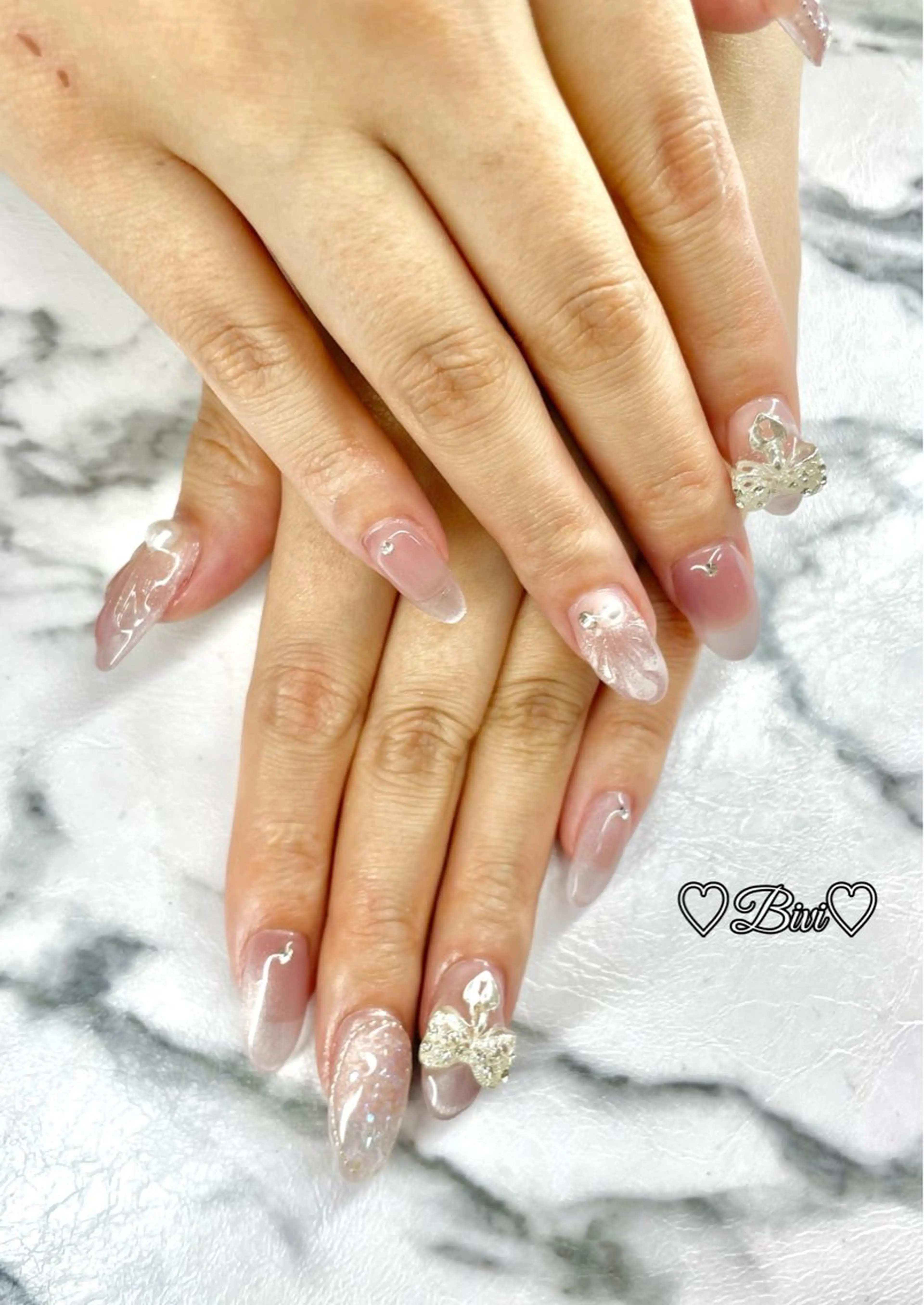 ネイル アートネイル フラッシュネイル ラメ(グリッター) 持ち込み シルバー ハンドネイル ハンドケア ♡Bivi♡自爪に 優しいネイルサロンのネイルデザイン