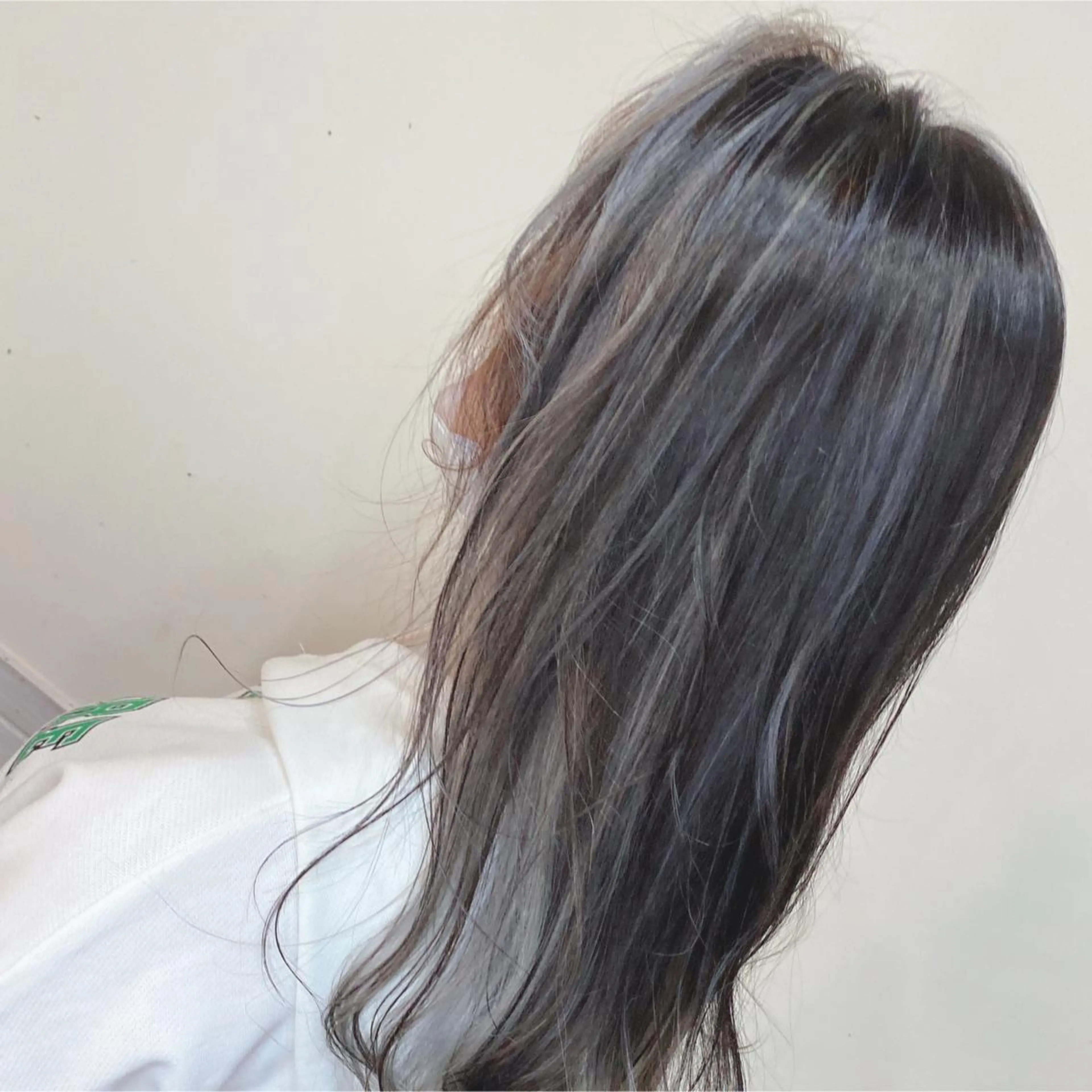 ロング カラー バレイヤージュ シルバー レイヤーカット 女性指名人気no.1 尾崎のヘアスタイル