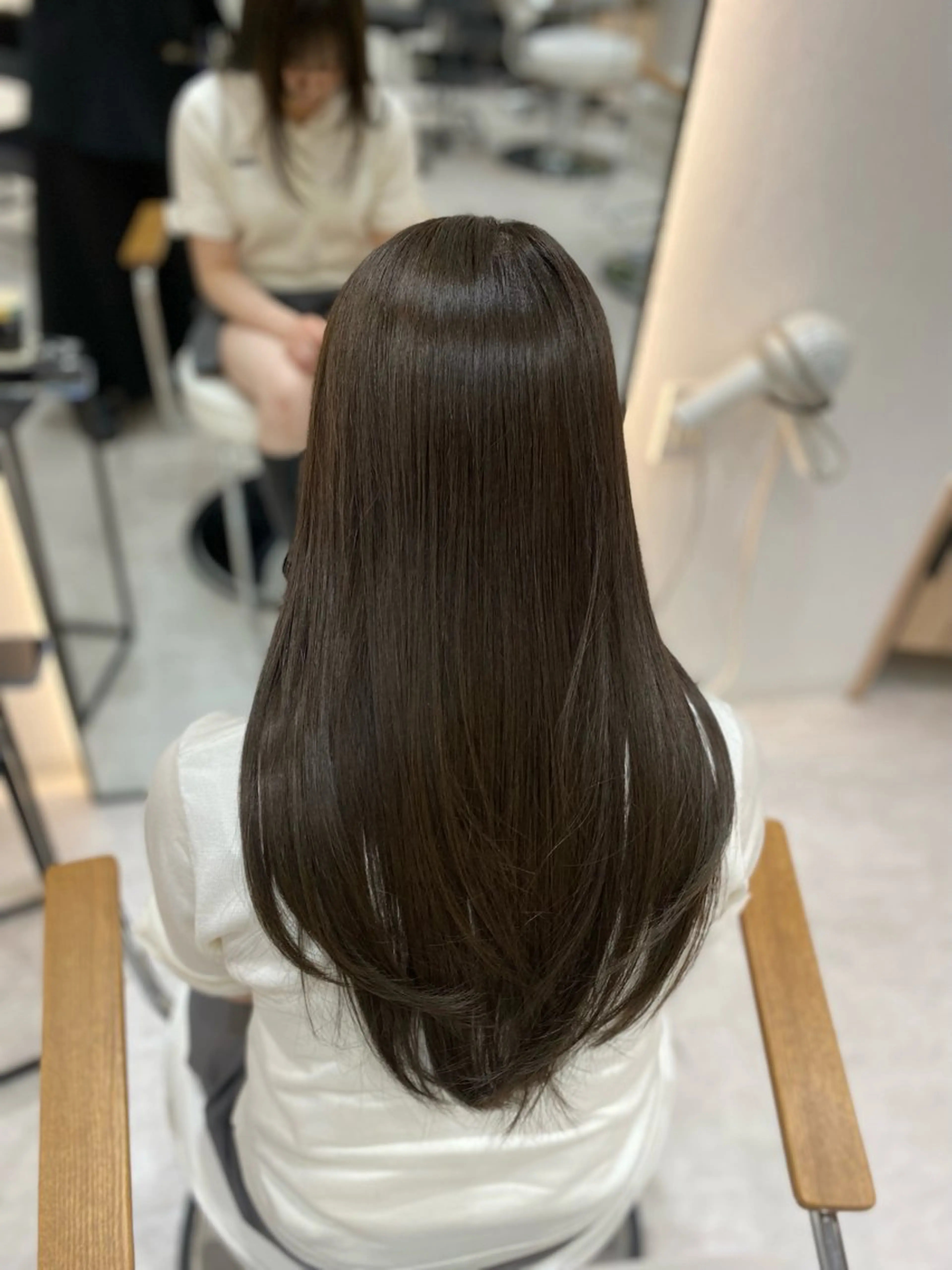 ロング カラー グレージュ オリーブグレージュ オリーブグレー レイヤーカット トリートメント 艶髪・透明感カラー・ 韓国ヘア・Yuriのヘアスタイル