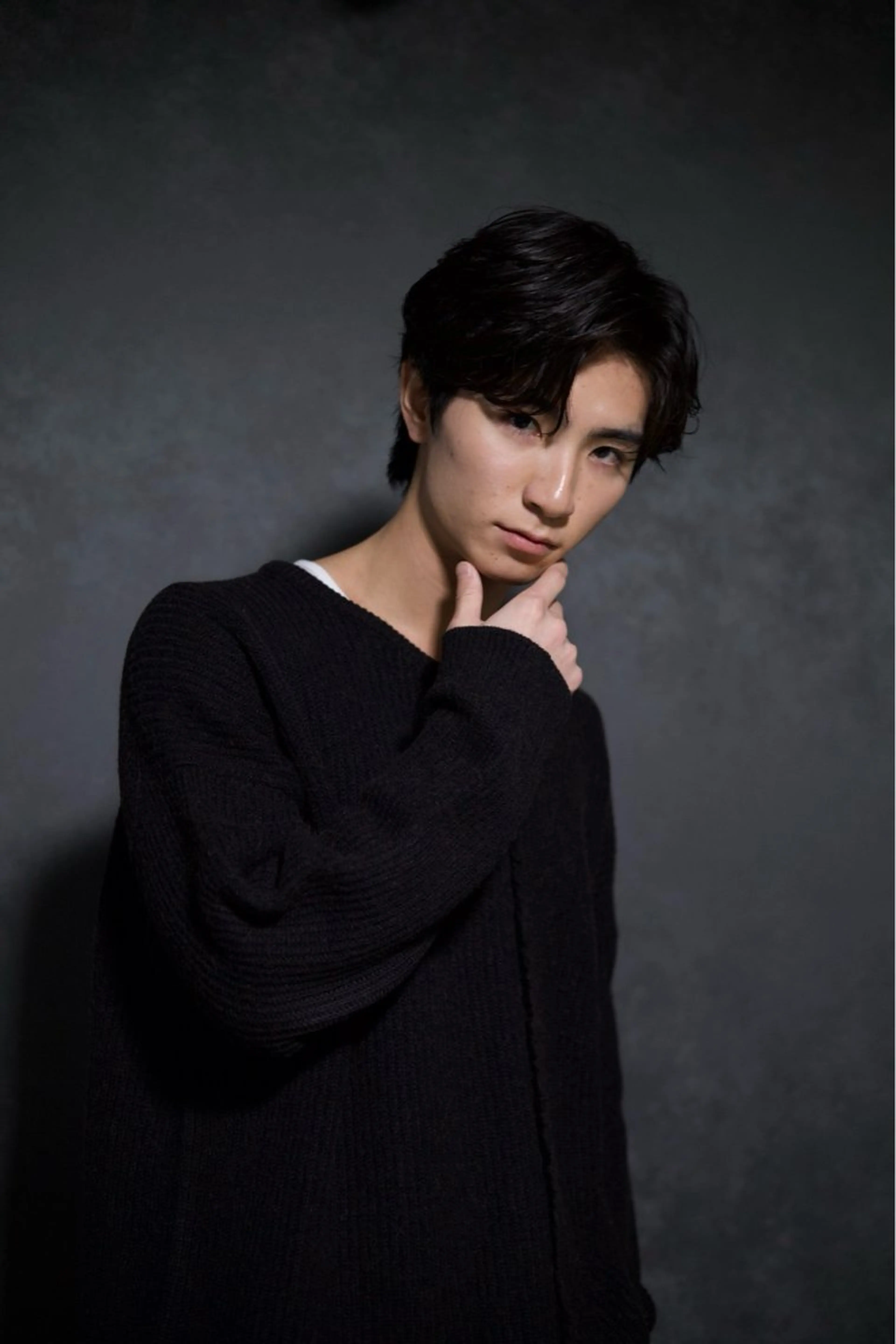 ショート カラー パーマ メンズ センターパート フェザーパーマ メンズパーマ カット メンズ縮毛矯正🦊ハ イトーン　RYOKAのヘアスタイル