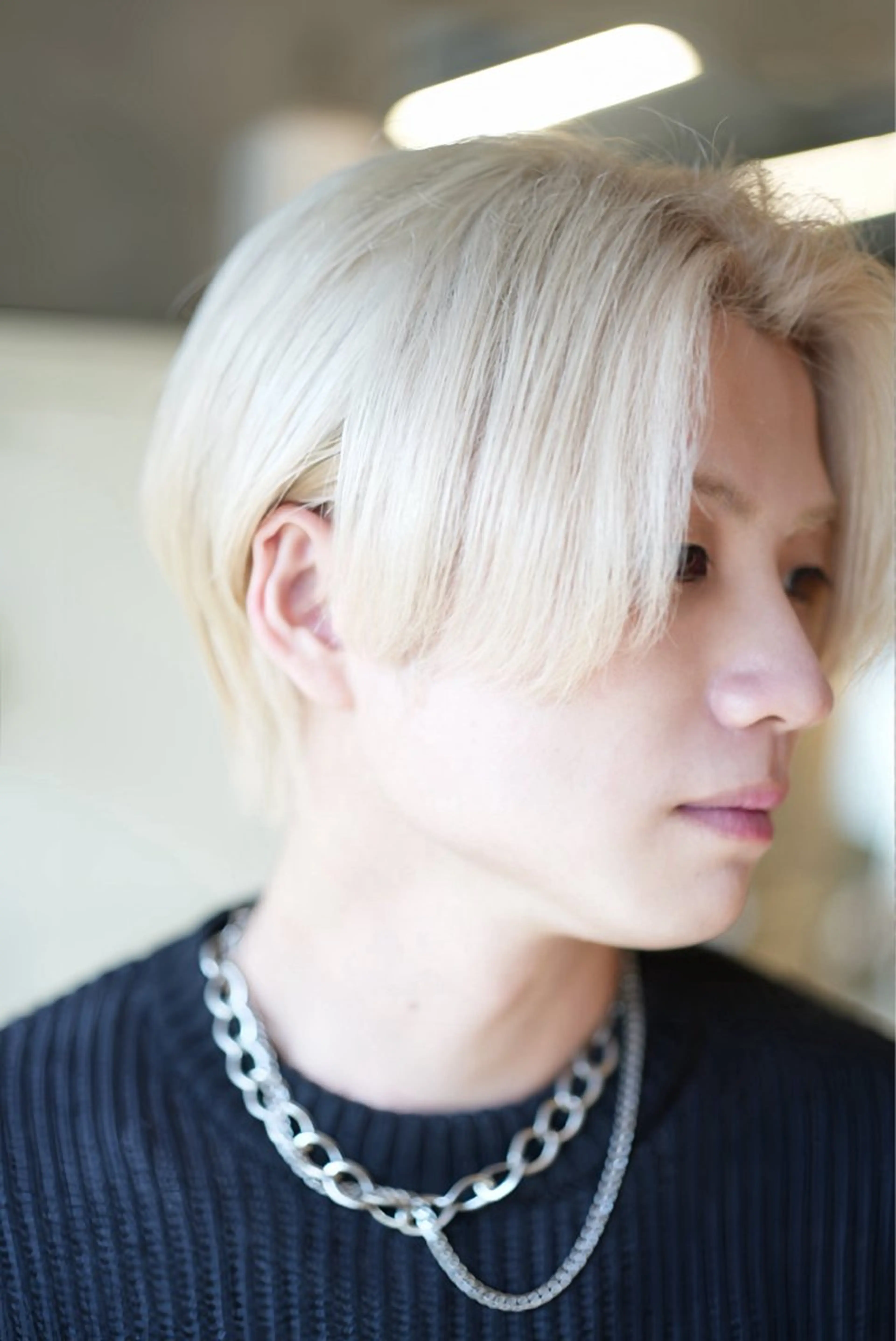 カラー ウルフとハイトーン オタク美容師のユウトのヘアスタイル