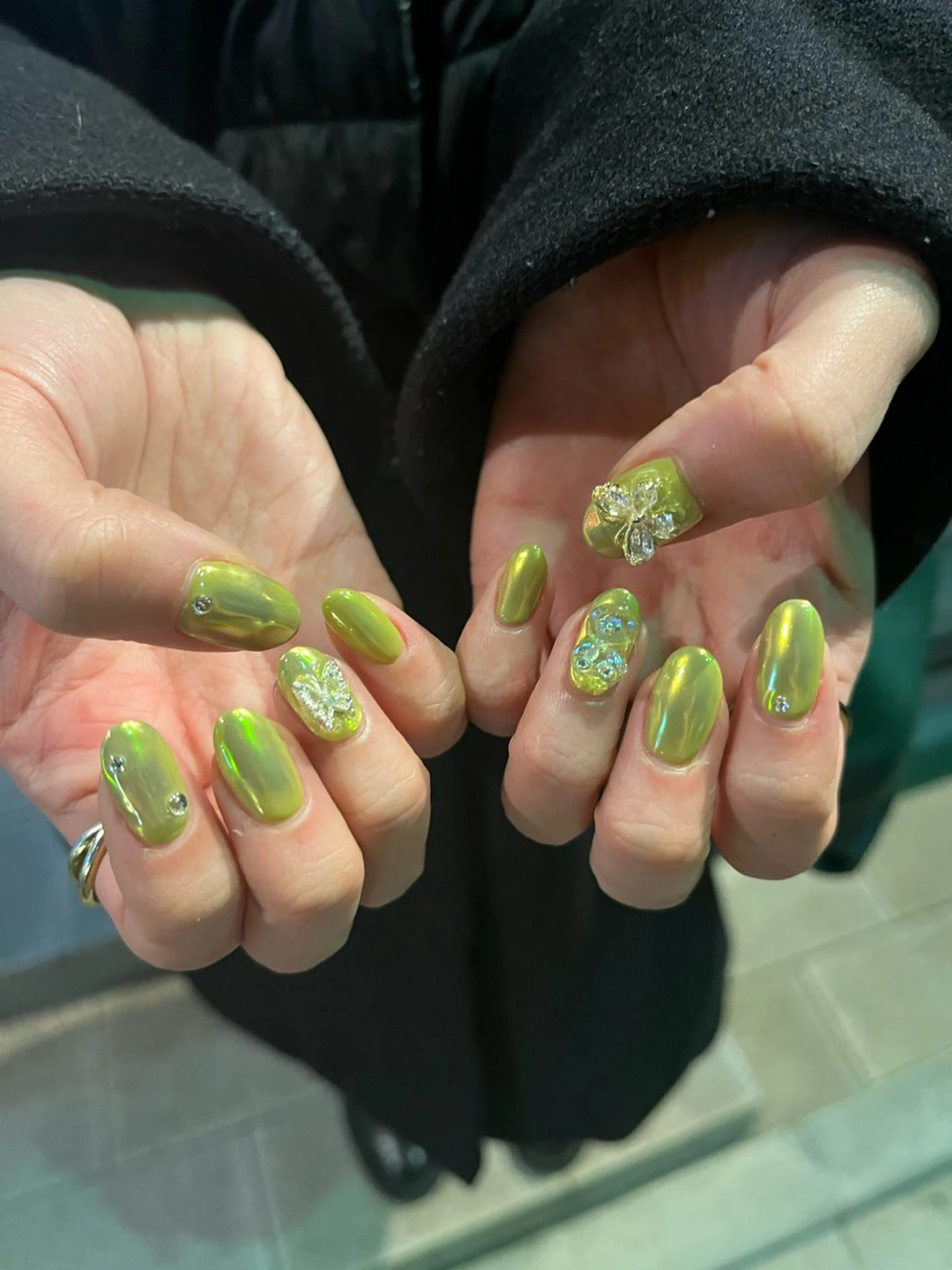 ネイル ミラーネイル ピスタチオネイル ハンドネイル hiyori🫧 mieuxのネイルデザイン