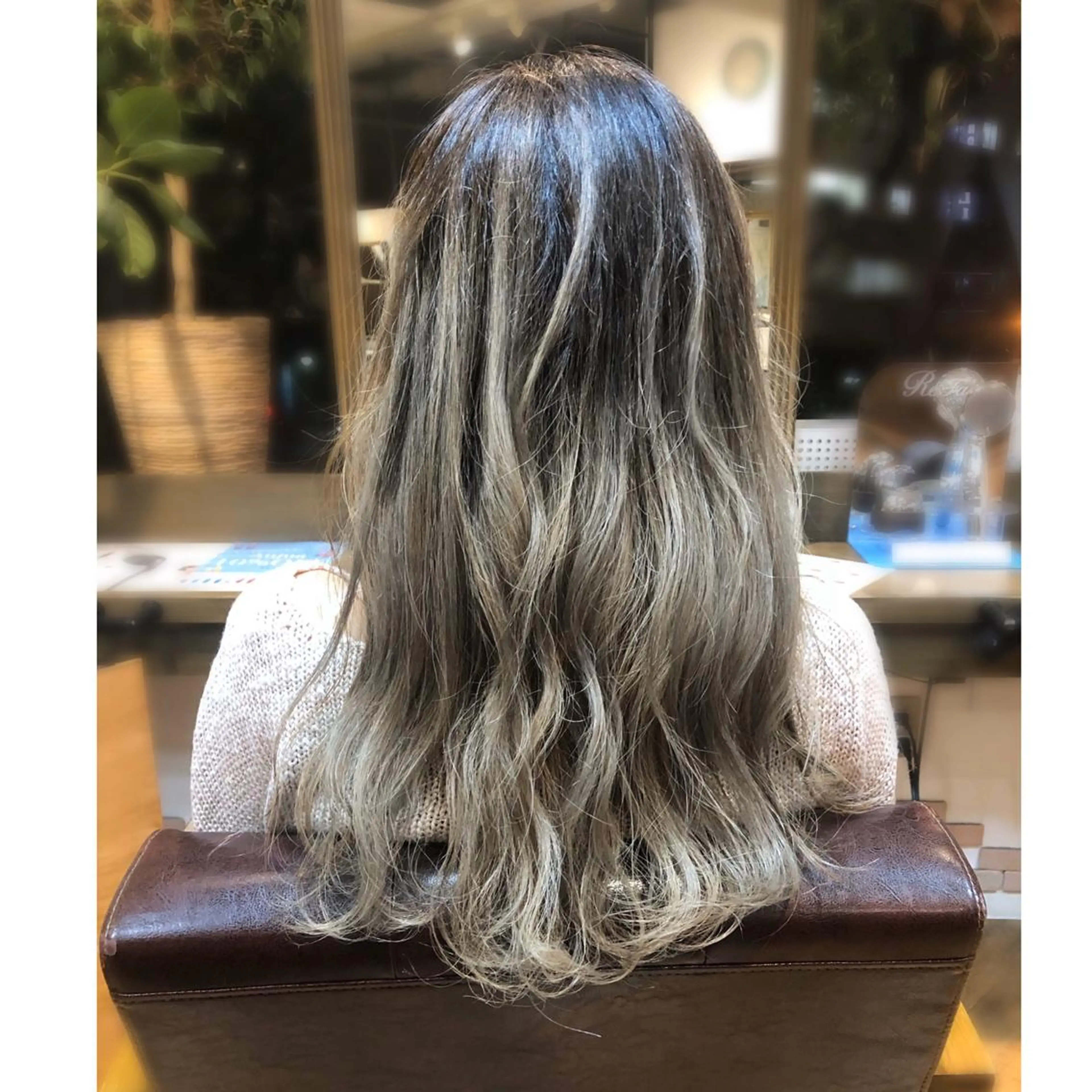 ロング カラー アッシュ バレイヤージュ シルバー シルバーアッシュ レイヤーカット 💖透明感カラー💖 坂本万由子のヘアスタイル