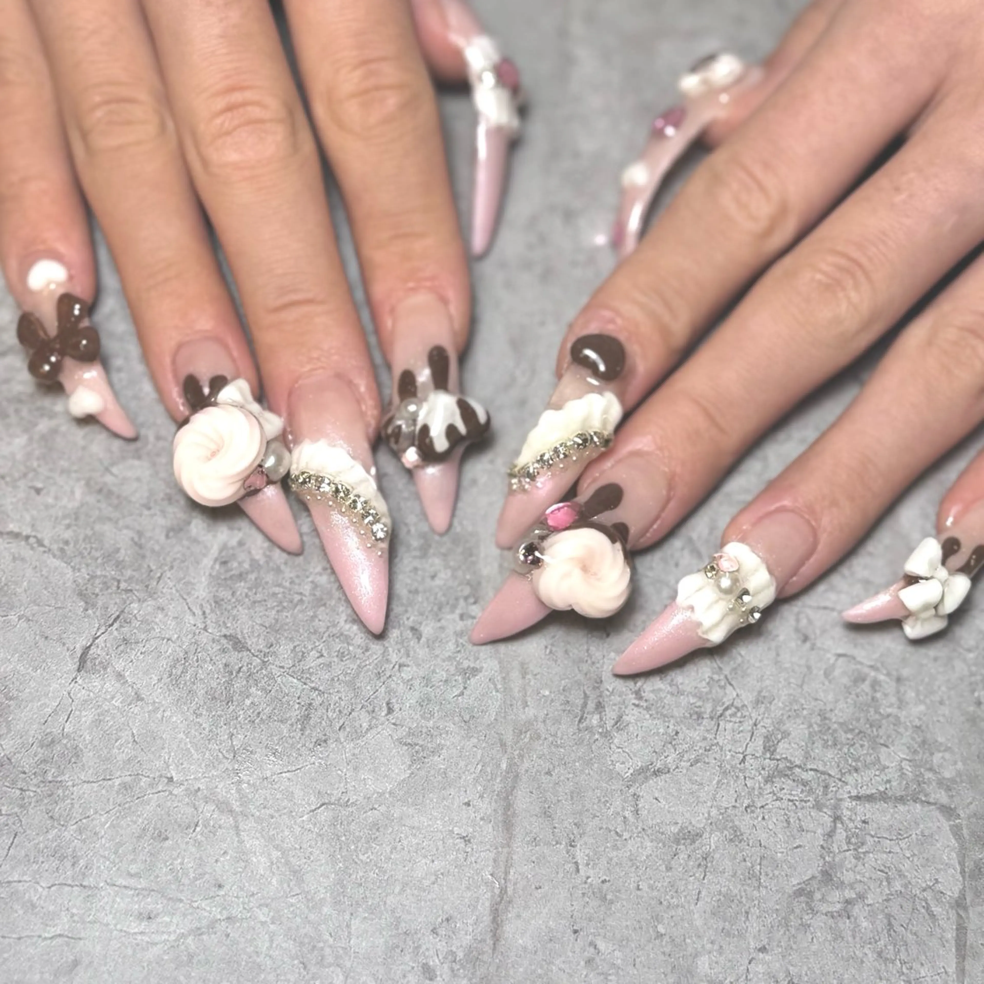 ネイル フレンチネイル ガーリー ハート キラキラネイル リボン ハンドネイル Nail Salon Lillion【リリオン】所属・lillion karenのネイルデザイン