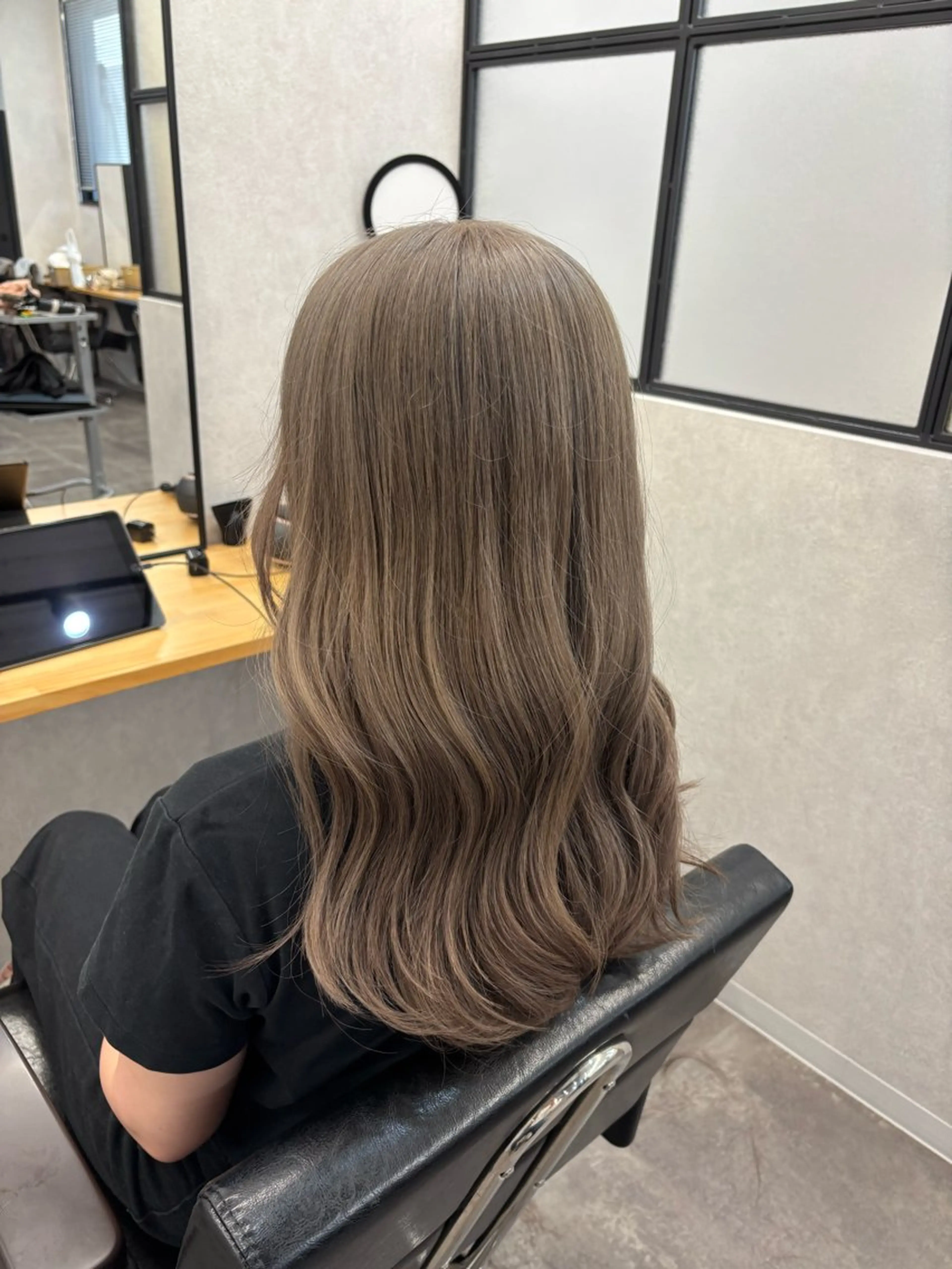 ロング カラー グレージュ ハイトーンカラー ハイトーングレージュ ヘアカラー L.OSAKA 心斎橋店所属・大徳 蓮のヘアスタイル