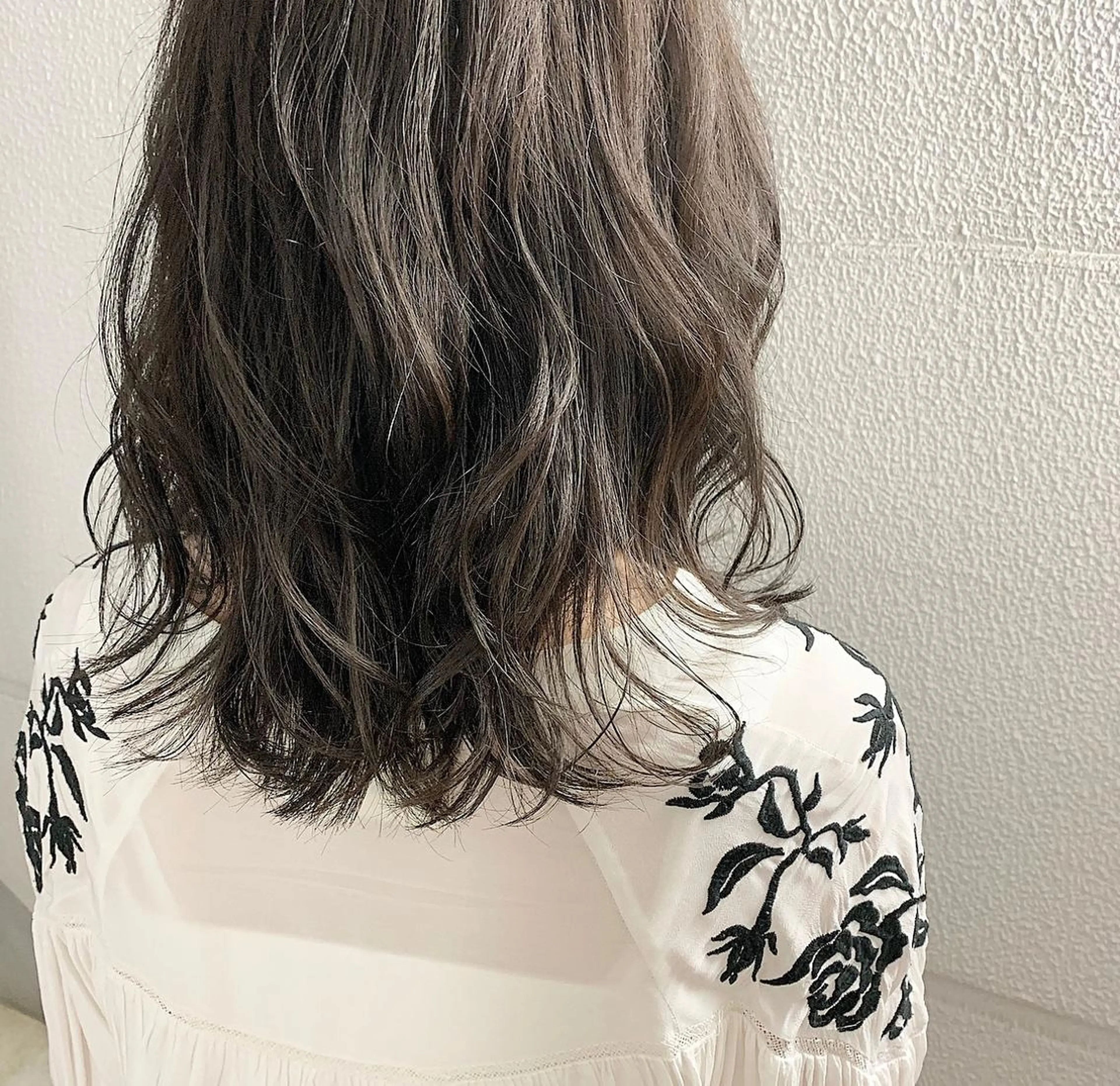 ミディアム 小泉 葵のヘアスタイル