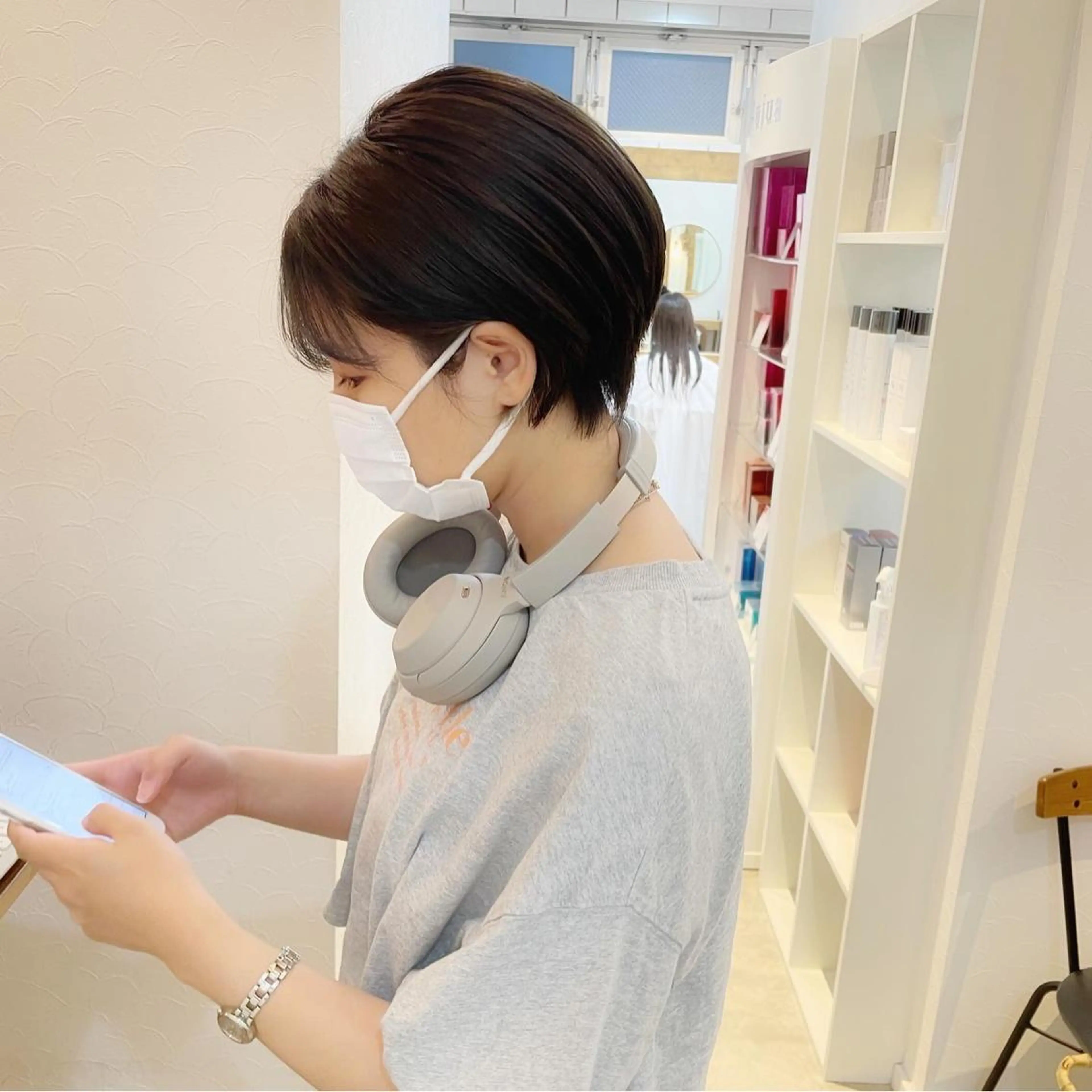 ショート カラー ショートレイヤー 丸みショート グラデーションカラー くびれヘア くせ毛 カット トリートメント newline銀座所属・銀座ショート/ 大人ショート/金子涼のヘアスタイル