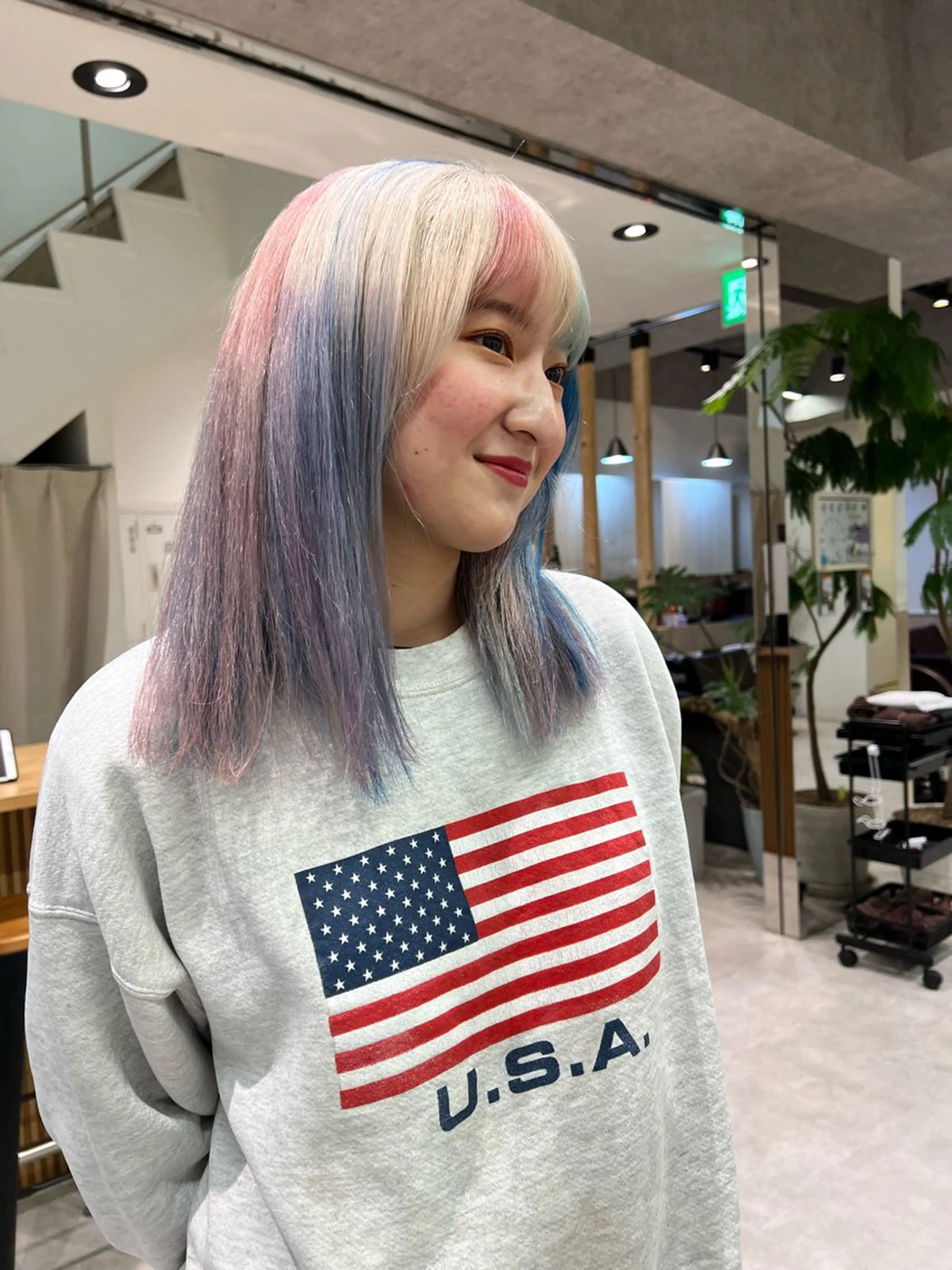 セミロング カラー ヘアカラー トリートメント ダブルカラーブリーチ 髪質改善　縮毛矯正のヘアスタイル