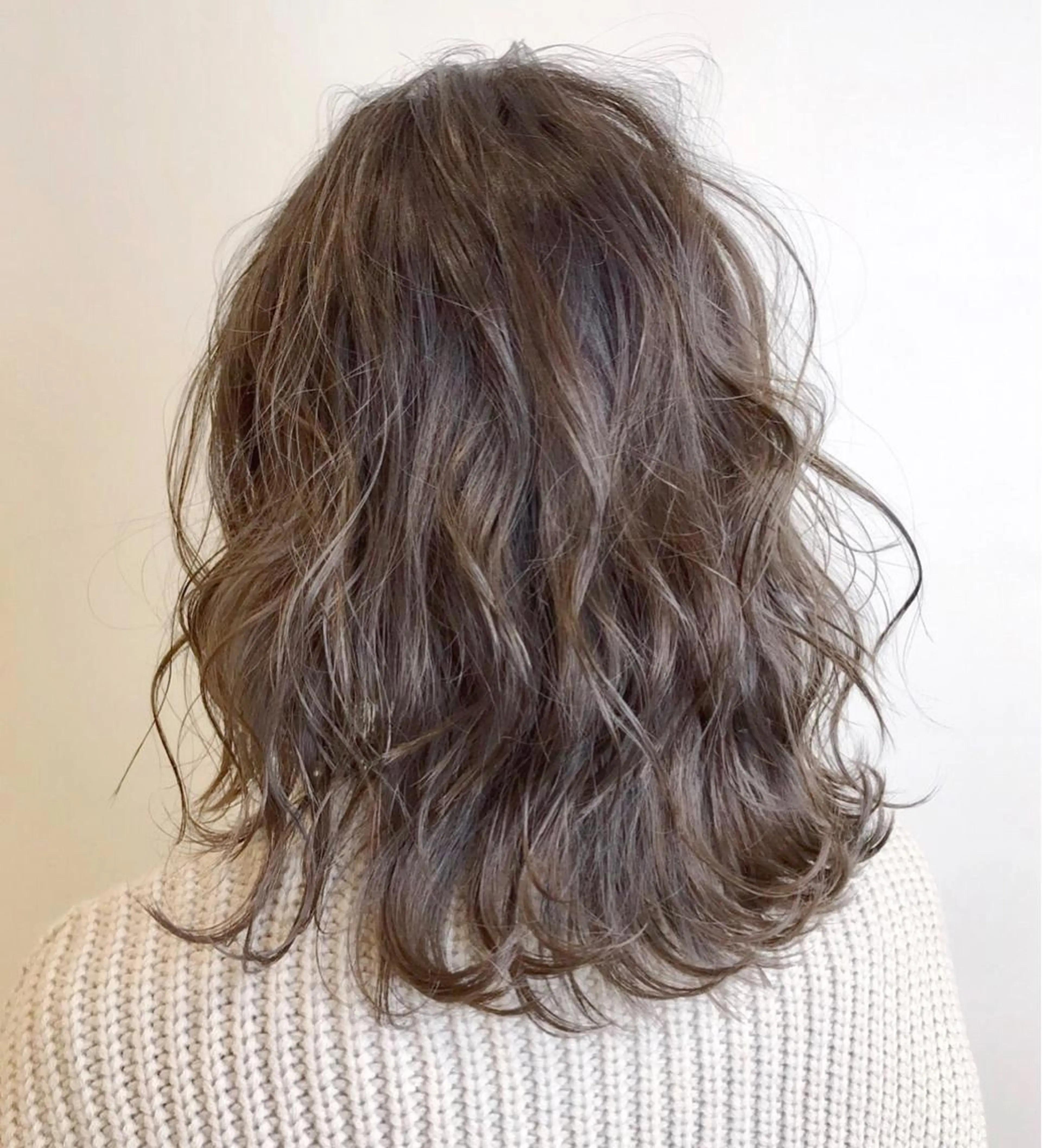ミディアム カラー アッシュ ベージュカラー イルミナカラー ボブ・レイヤーカット 吉敷航一のヘアスタイル