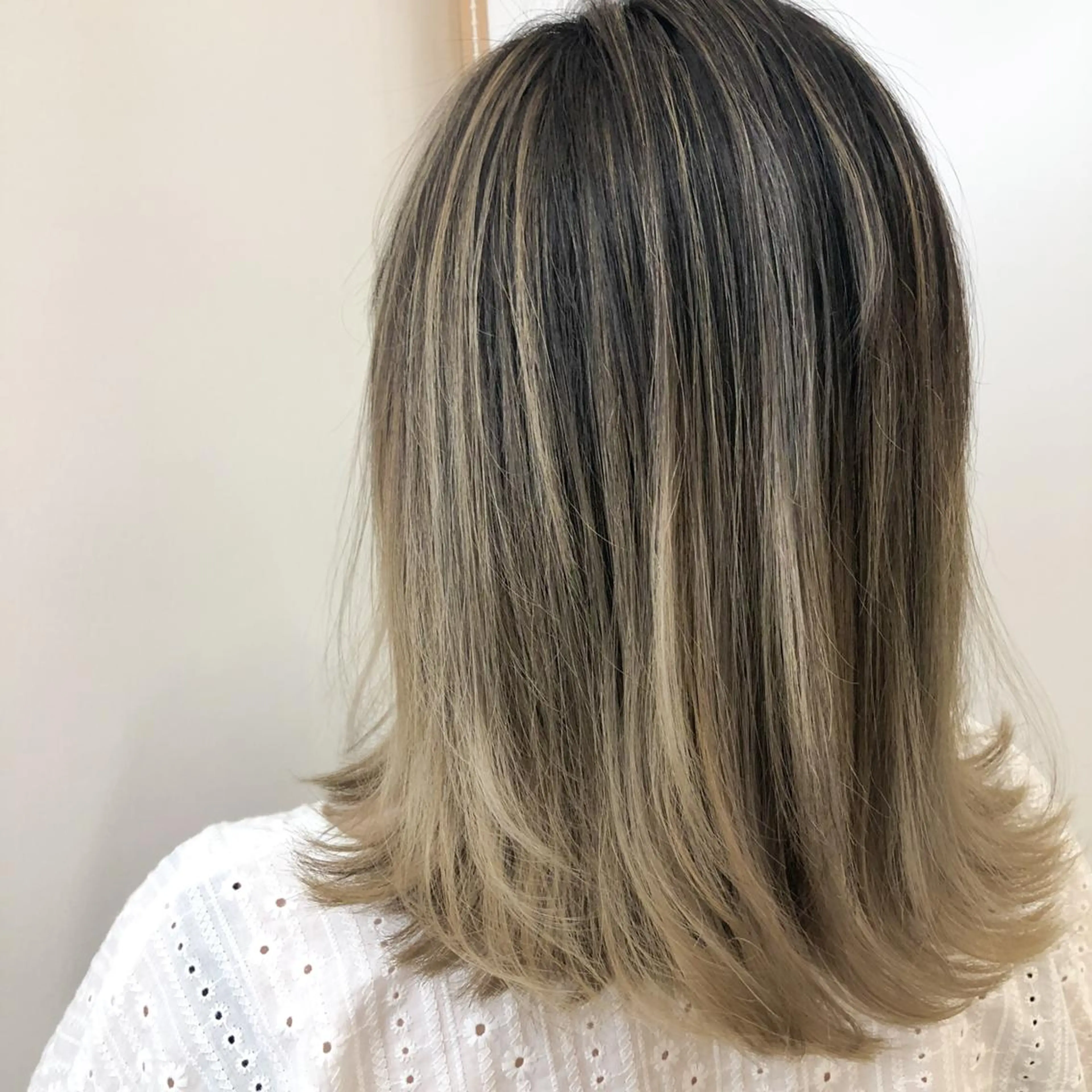 ミディアム カラー バレイヤージュ ハイライトカラー ハイライト レイヤーカット WONK. ウォンク 心斎橋のヘアスタイル