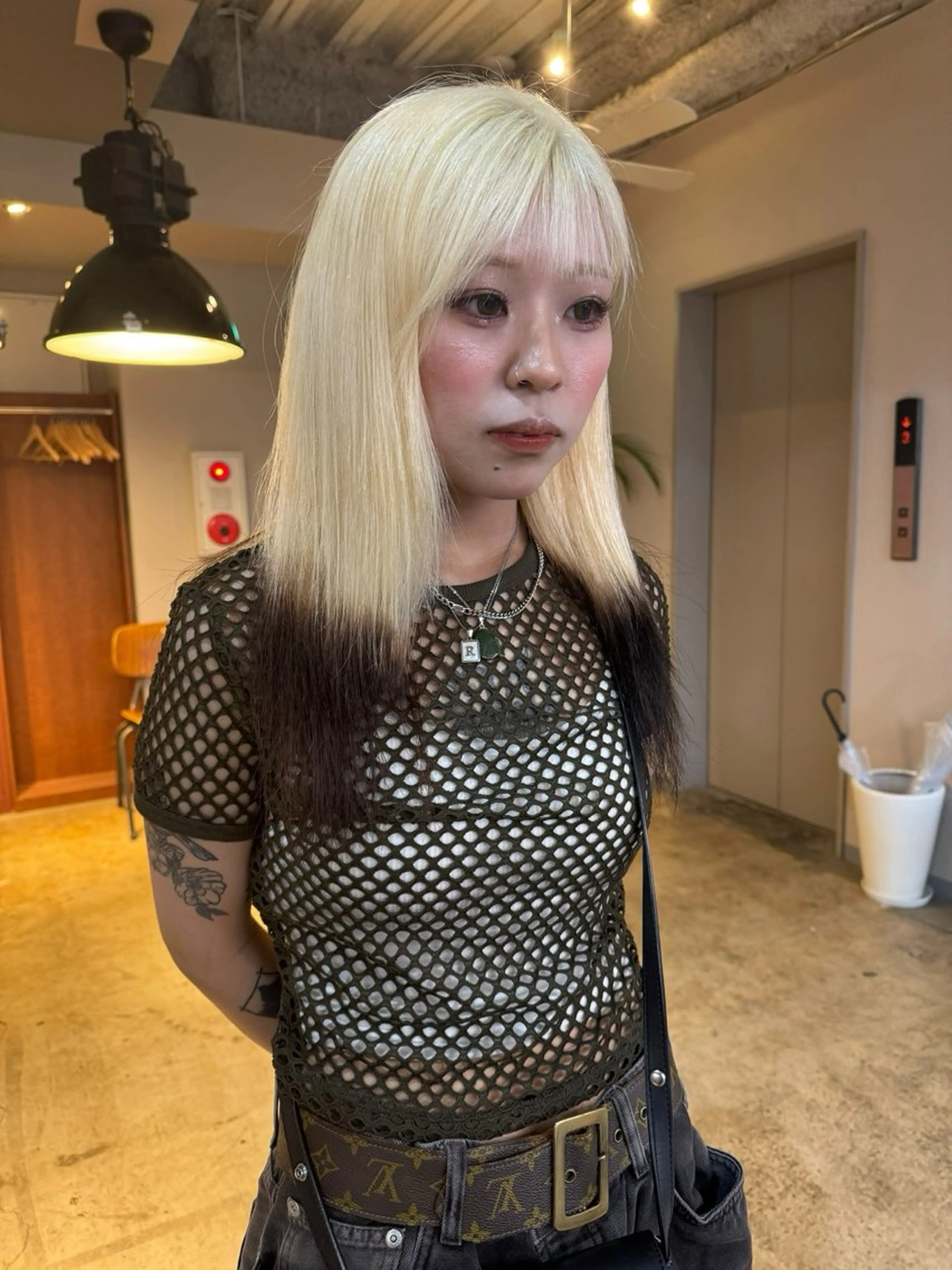 ミディアム カラー ブリーチ 抜きっぱなしブロンド ブロンド ケアブリーチ ハイトーンカラー ヘアカラー トリートメント 🩷ハイトーン透明感 レイヤー🩷ユリカのヘアスタイル