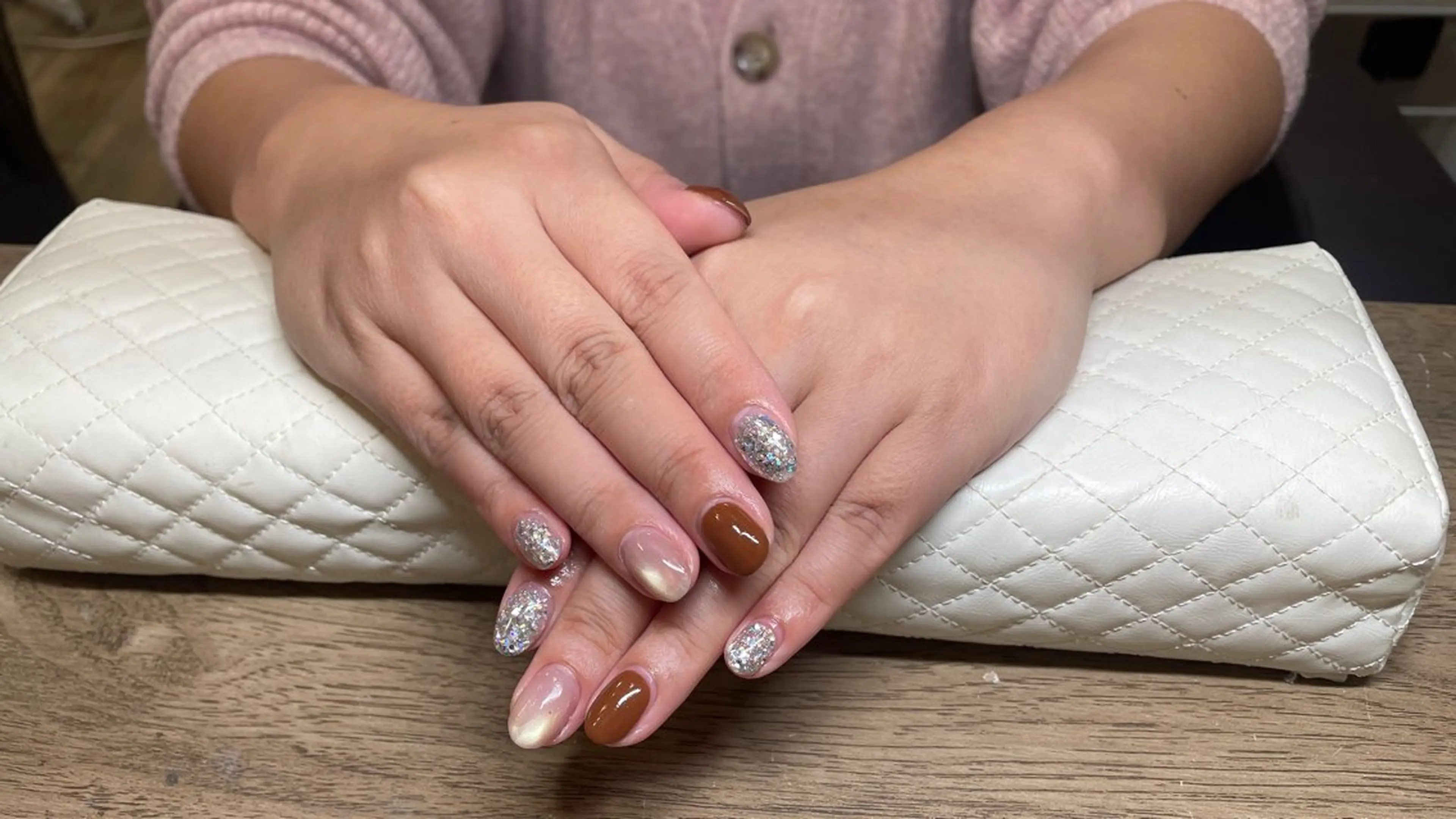 ネイル ブラウン キラキラネイル ネイルサロンエーナイン札幌麻生店所属・堀越 優のネイルデザイン