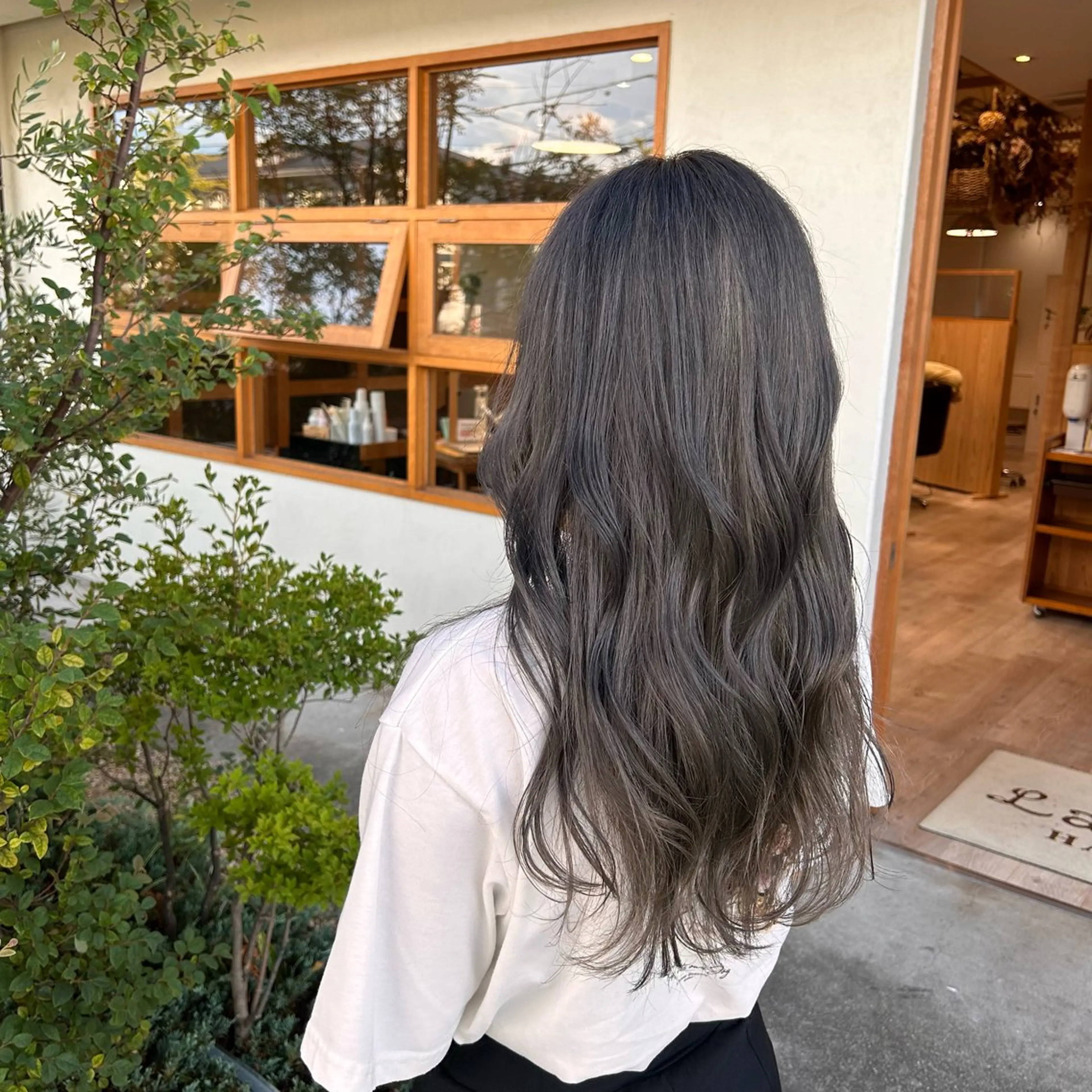 ロング カラー ブリーチ シルバー ヘアカラー 山本 知佳のヘアスタイル