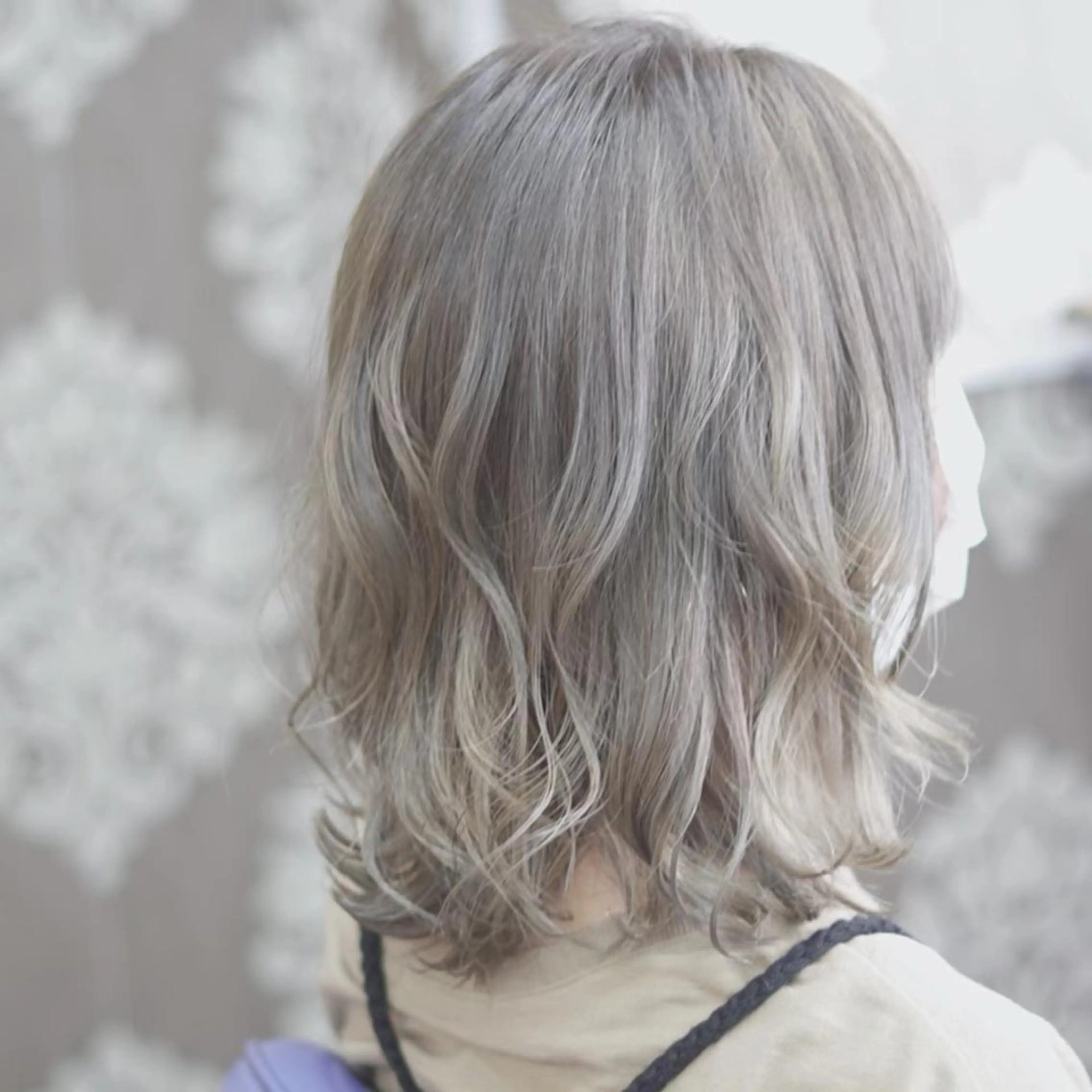 ミディアム カラー グレージュ ヤナ マネージャーのヘアスタイル