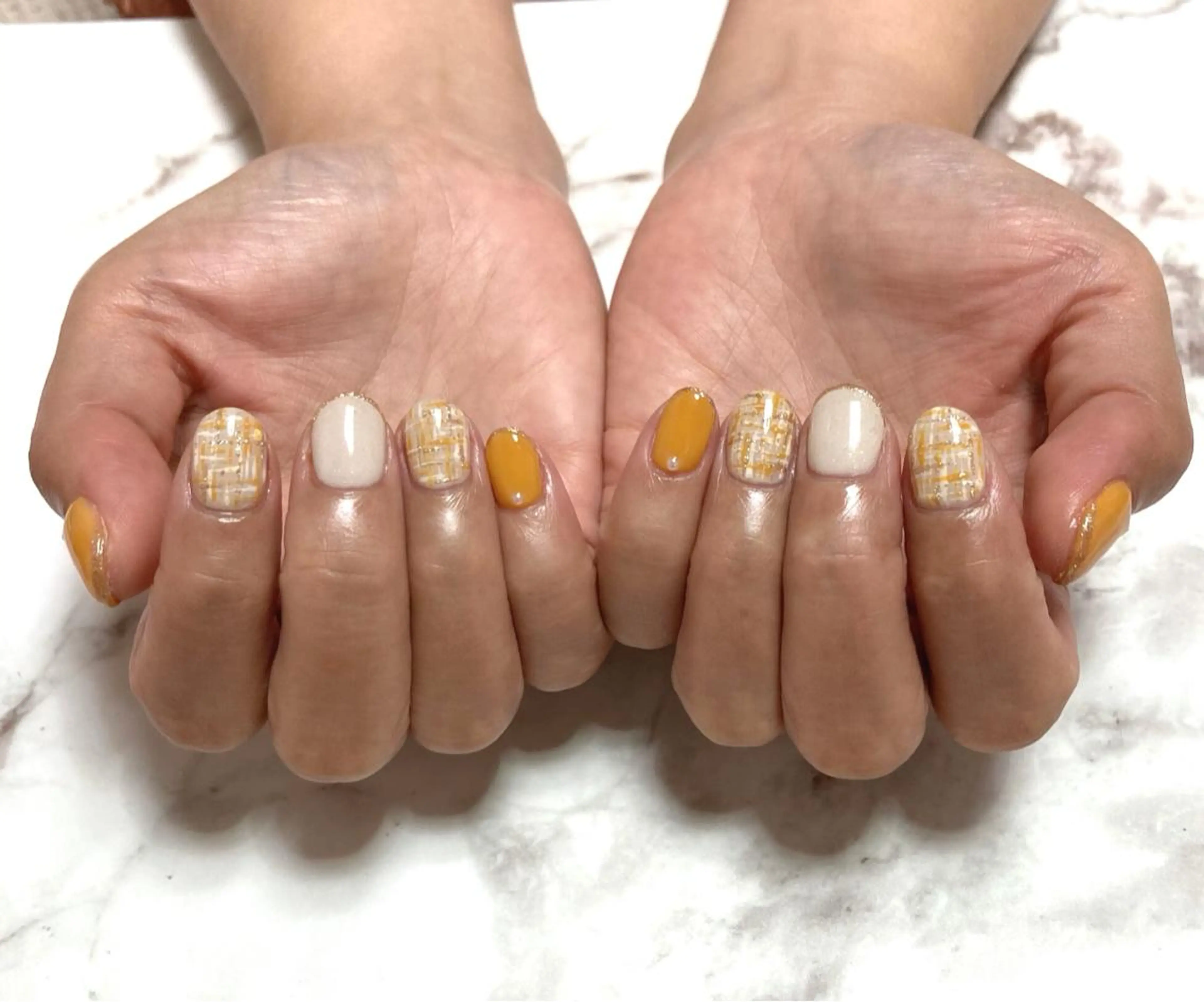 ネイル ゴールド キラキラネイル ニュアンスネイル オフィスネイル 赤色 Sara所属・nailsalon Saraのネイルデザイン
